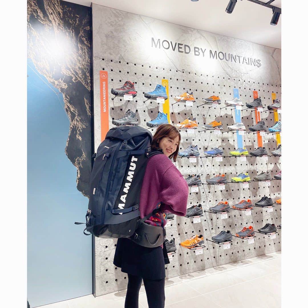 松尾翠のインスタグラム：「11月18日(土)に、京都の四条烏丸に スイスの老舗アウトドアブランド・マムートの店舗が初めてオープンします🎉 西日本最大規模ということで 一足お先にKBS京都・SUNNY TIMEのロケでお邪魔してきました🏔 @mammut_japan   今年の目標が「山に登ること」だったのですが… 10月に無事にネパールのヒマラヤに子連れで行くことができて、、 行ったら行ったで、国内の近場でももっとカジュアルに登りたいし、八ヶ岳あたりも歩きたいし、富士山も一度は登りたい。そしていつかまたネパールに戻って、エベレストベースキャンプまでも歩いてみたい。 と、山への想い、密かに増してます🫶  なかなか子連れだとハードルが高い山登りなのだけど これからも、少しずつ、色々行ける方法やコースを考えたい！  マムート京都では、山岳ガイドをしている方から、京都一周トレイルや愛宕山など近郊で楽しめるトレッキングのルートを教えてもらえたり、山登りの時の荷物についてもアドバイスをもらえるそう🏔 これ、すっごく心強い。 じゃあ、早速家族5人で行けるおすすめはどのコース！？と 真剣に聞いてきました✍️  そしていざ行くぞってなった時、 この服装で山の気温に対応できてるのか？？ はてなが止まらなかったり、持ち物も何回チェックしてもドキドキしたので ここに行くと達人に聞けるというのがすごくありがたい。  それから憧れのテント泊用のリュックに、テントや寝袋、防寒を詰めるシュミレーションも体験させてもらって 背負って喜んでるのが1枚目です😂！ひゃっほう。 意外と腰が固定されていて重く感じない、背負いやすい！  山での軽くて暖かいウェアはもちろん アーバンスタイルもめちゃくちゃいい✨ 暖かさから形から軽さからフードの具合…タイプ！(6枚目) 最近はもっぱらアウトドアウェアばかりに目がいっていたので、ロケといいつつ、色々真剣にみて楽しませてもらいました🫶 子供用のリュックのかわいさにもキュン🥹 マムートはマンモスマークがやっぱり可愛い🦣  山に興味が出てきたけど、わからないことがいっぱいの方にも、 街用にアウトドアウェアが気になる方にも、、 ぜひ京都に来たらおすすめです🦣🏔 オープンから先着順でのギフトもあるそうです。  お話を伺った登山YouTuberのかほさんも 9月にネパールにいき、ヒマラヤ山脈のマナスル(8163m！)に登頂成功🥲🏔 春に今度はついにエベレストを目指すそう…！ しかも、もちろん上まで！！🥺🥺🥺すごすぎるー！！ 勝手にチェックして追っかけます🙏✨ @kaho_yamanobori   ネパールの旅記録を残そう、何らかの形で書くか喋ろうと思いながら早1ヶ月…。 あかん、残そう。(決)  P.S. 太陽さーん、まりりーん 第3の保護者会メンバー、 ついにロケまで行くようになったヨ🤣 放送は18日の土曜サニータイムです🫶 ファミリー感🧌🧌🧌  #mammut #マムート#マムート京都#山が好き #トレッキング #登山初心者 #山の日生まれ #山登りたい #子連れ登山 #pr」