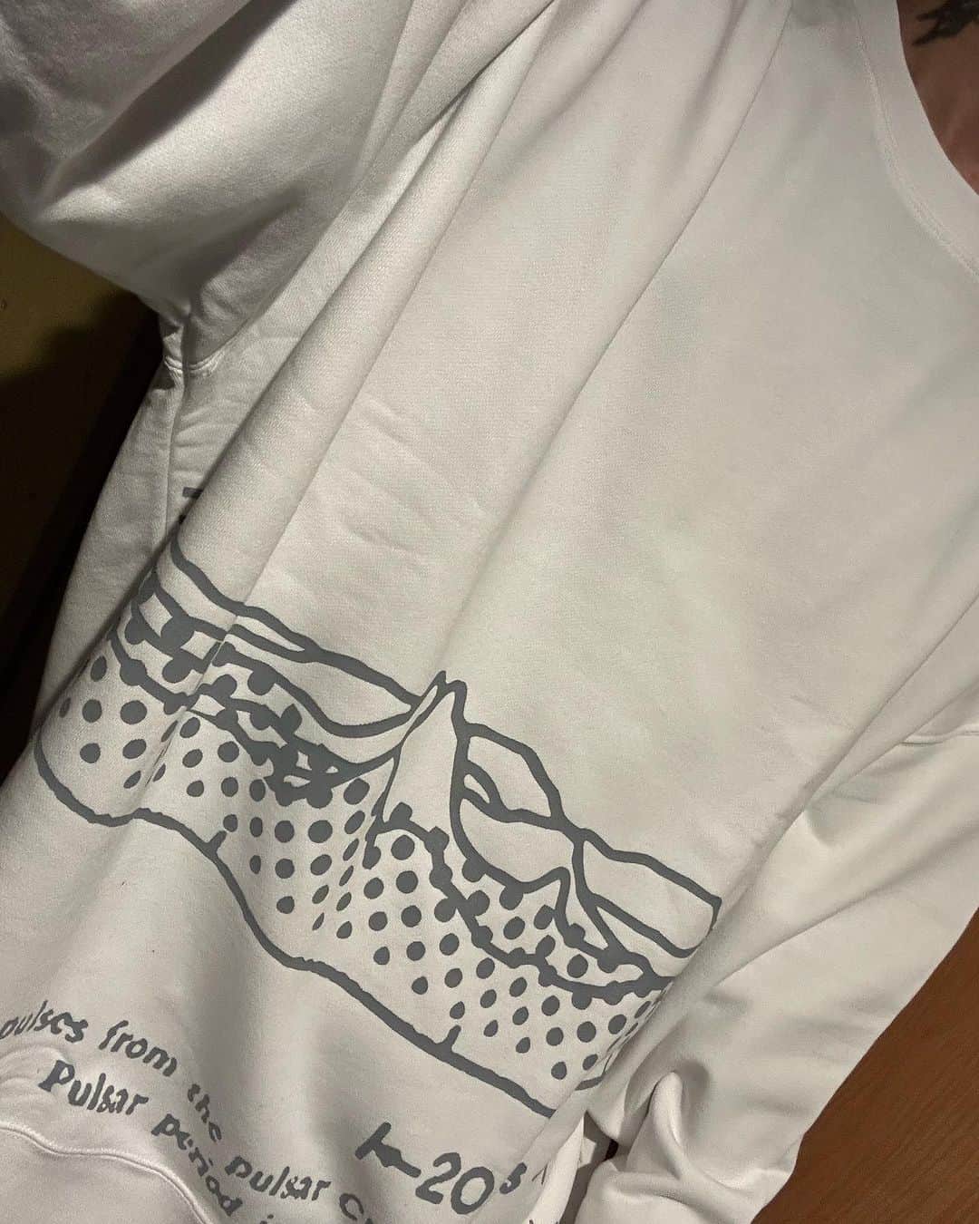 Yuhさんのインスタグラム写真 - (YuhInstagram)「ALLAROUND(@t2zee )から新作が届きました!! やっぱり色味もサイズ感も丈感も可愛い。いつも着てるからもう他のが小さく感じちゃって着れなくなっちゃう。 白いSWEATも毎年着るんだけど毎年リブが汚れてっちゃうのが気になってあまり出せないんだけど、こうやって数が増えれば気にしないで着れるようになります。笑 いつもありがとうございます!!」11月16日 14時38分 - yuh_guitarist