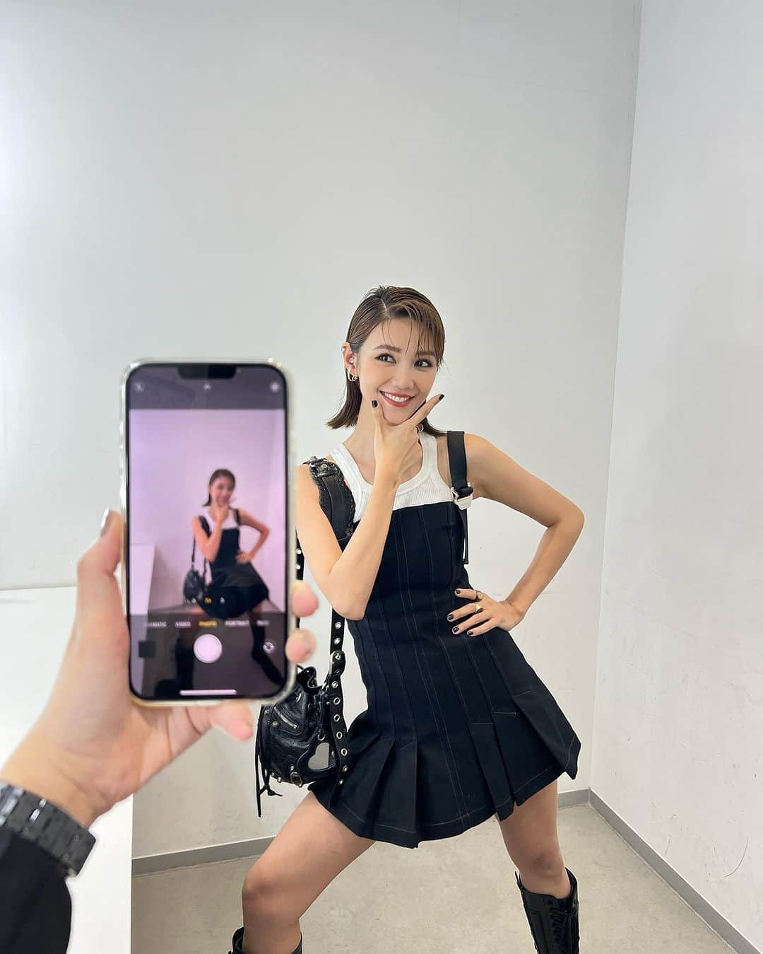 Elva Niのインスタグラム：「來預告一下  下週一晚開始有新節目開播 @viutv  晚上11:30 晚吹-一車女人  嗯～3個女人講車？哈哈 總有你猜不到的事 敬請期待🙌🏻  #viutv #晚吹一車女人」