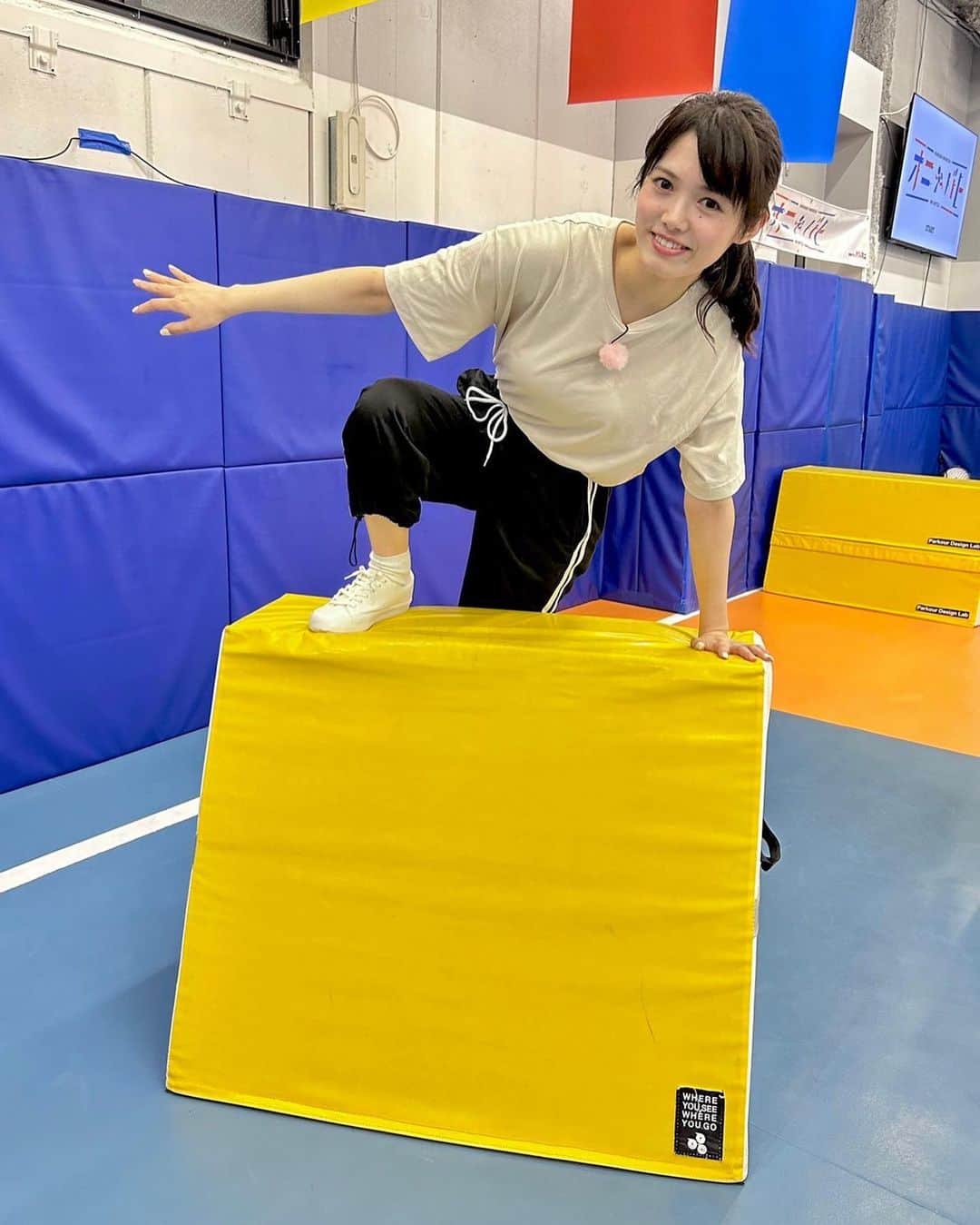 谷尻萌のインスタグラム：「めざましテレビ やってモエ！ 行ってきました👟 今朝のOA見て下さいました？☺️  寒い冬でも楽しめる 「最新屋内型スポット」を  調査してきましたよ🔎  旧校舎をリノベした 科学体験施設でものづくり🥽 サイエンスショー🧪  ワクワクしたな〜💓  渋谷の植物園では 食べられる植物を探しましたよ🪴  出会った可愛い少年と パルクール鬼ごっこもしました〜‼︎🏃🏻‍♀️ 身体を動かすのは好きですよ♪ 本気で対決しちゃいました😁 おとなげなくてごめんなさい😋  寒くても雨の日でも楽しめる 屋内型スポットって ええなって思ったわ〜💕  ほな素敵な木曜日の午後を〜🍀  #めざましテレビ #やってモエ #ロケ」