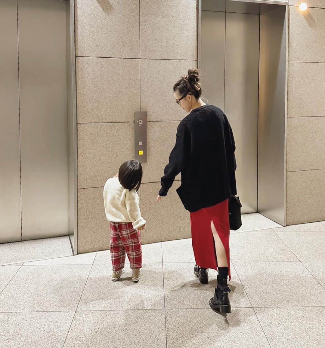 古谷有美のインスタグラム：「🧶 みなさん急に寒くなり体調崩していませんか？ わたしはすでにアレに手を出してしまいました。 そう、魅惑の裏起毛。ラブウラキモウ！  子どもは風の子とは言いますが 母が裏起毛パジャマに毛布でいるとなりで 息子は、アツイ！とズボンも脱ぎ捨て寝ているの、 ほんとなんで？  そんな息子のおニューのパンツ。 厚手のネルシャツのようなコットンで ざっくりニットと合わせれば冬仕様🎅🏼 あたたかくなっても白T合わせでいけそう！ なんともいえない風合いのチェックがかわいい。 sunshine+cloudです。  この日は親子で赤いひとたち。 今年こそはクリスマスツリーを買おう、と 静かなる決意を固めたのであった！  #もう11月も半分終わり #白ニットと赤ワンピはZARA #カーディガンは夫のAURALEE👨🏻 #我が家のもち太郎」