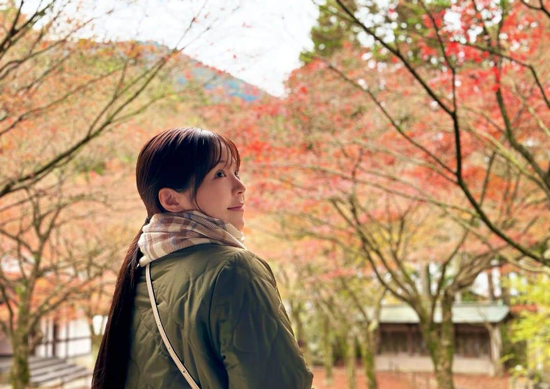 川村那月さんのインスタグラム写真 - (川村那月Instagram)「福岡に帰省しています🍁  初めての呑山観音寺で紅葉に会えました✨  おみくじも珍しく大吉を引くことができてるんるんです♪  どこかに行く時は荷物を少しでも減らしたい私。帰省中は同じサイズの母の服で過ごします☺️笑  いつも荷物少なっ！ってビックリされます👜  皆様は沢山荷物派ですか？身軽派ですか？😌🫧  #福岡 #紅葉 #実家帰省 #呑山観音寺 #すっぴん旅 #japan #fukuoka」11月16日 14時46分 - kawamura_natsuki317