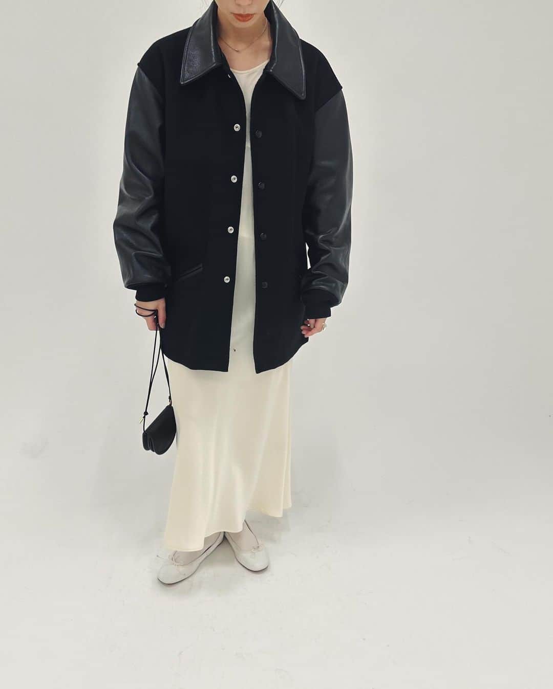 エディットフォールルのインスタグラム：「. sunny sports 11.17 11:00 new in  pharaoh coat col:black ¥39,600 tax in  ウールとレザーの新作コート。 アームをややたっぷりめのサイズ感で大きめのインナーも着やすいです。日本製のヘビーメルトン生地で、軽く、程よいオンスが暖かい1着です。」
