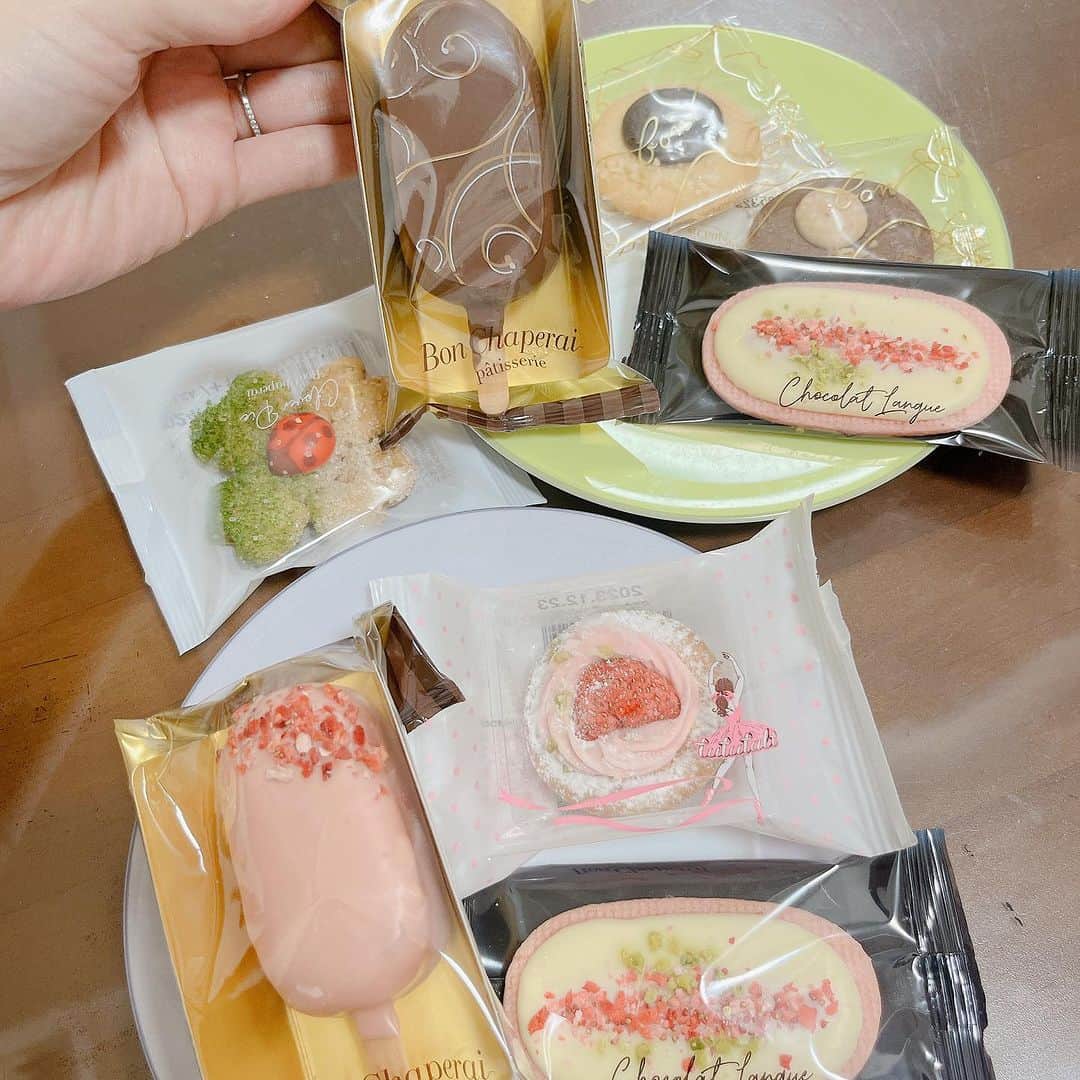 のインスタグラム：「………  午後の素敵な✨✨🫖tee time💕✨✨　  寒くなり、おうち時間が増えてくると、こういった時間が楽しみになりますよね✨  いつもお世話になってる方から、素敵な贈り物🎀が届きました🙌  いつも本当に、ありがとうございます😌家族で、美味しくいただかせていただきます💕」