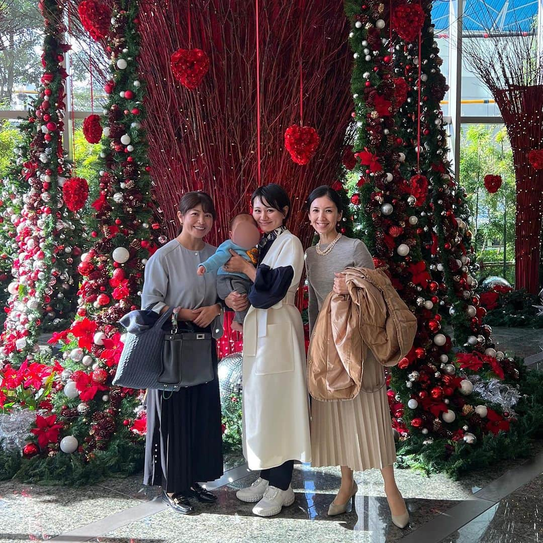 池上真麻さんのインスタグラム写真 - (池上真麻Instagram)「早いもので街は気付けばクリスマス🎄 グランドハイアットの位置情報と　#grandlove2023  の記載の投稿が1000件以上集まると、子供地球基金　@kidsearthfund へ寄付がされます。グランドハイアットに行ったらぜひ投稿してみてください😊 . とある日、アナウンサーの　@maki.mori_m ちゃんと、ベビーシャワージャパンのメンバーでもある　@mon_amour_diapercakes るりちゃんとベビーちゃんと。生後半年経つなんて早くてびっくり‼️拝みたくなる幸せフェイスなベビーちゃん👶かわいかったなぁ。 . そろそろ我が家もクリスマスツリー出そう。 . #グランドハイアット東京  #子供地球基金 #チャリティー」11月16日 14時50分 - marsaikegami