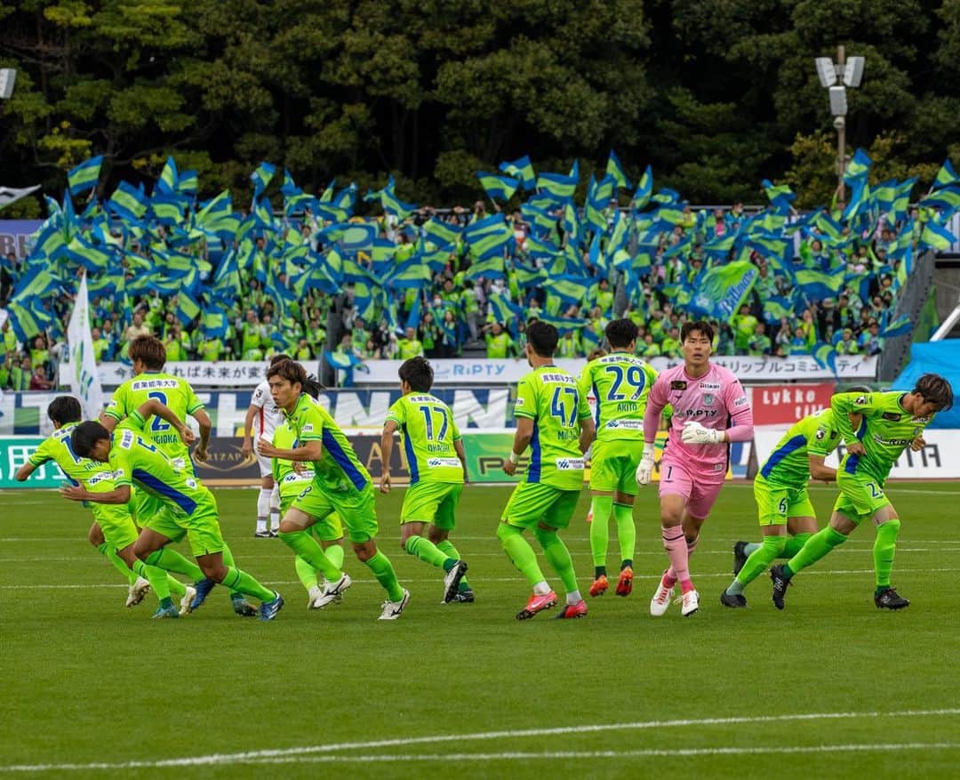 湘南ベルマーレさんのインスタグラム写真 - (湘南ベルマーレInstagram)「次節、横浜FC戦まであと9日🟢🔵  ニッパツで、THE OUTLETS SHONAN HIRATSUKAでのパブリックビューイングで、そして様々な場所で、心ひとつに戦いましょう。  ✅next game J1第33節 🗓11月25日（土）14:00 🆚#横浜FC 🏟ニッパツ  ✅next home game J1第34節 🗓12月3日（日）14:00 🆚#FC東京 🏟レモンS  #湘南 #ベルマーレ #湘南ベルマーレ #bellmare  #たのしめてるか #BELIEVE #roadtothefuture」11月16日 14時59分 - shonan_bellmare