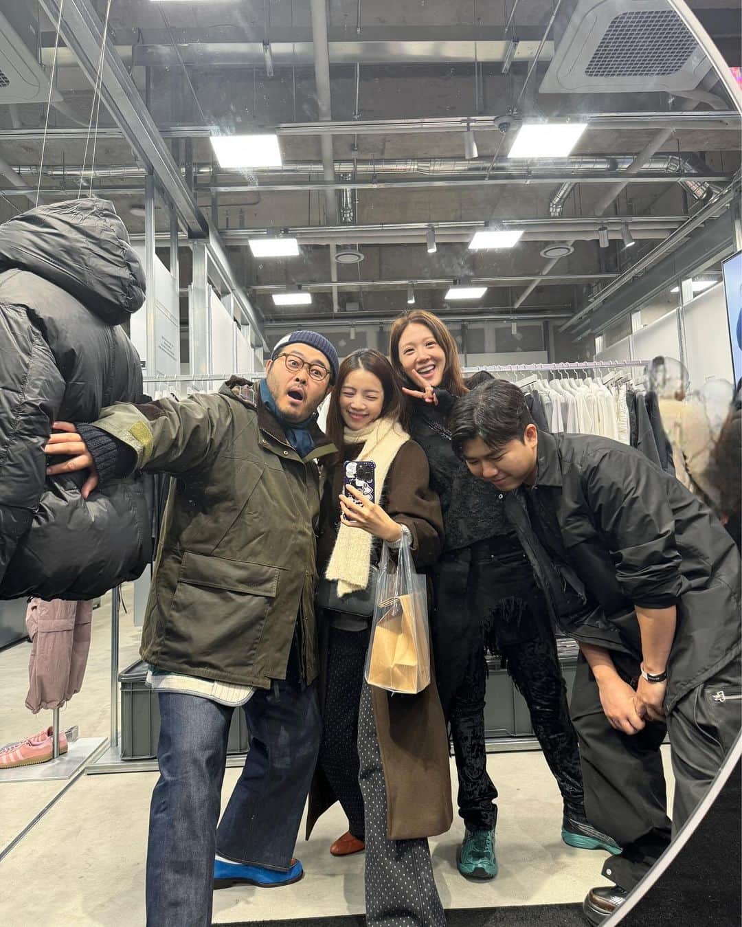 キム・ギバンのインスタグラム：「. ‘무신사 홍대!!’ 약 7700개 브랜드가 있는 무신사!! 그중에 홍대분위기에 맞춰서 150개브랜드를 선정해서 홍대에 오프라인 매장을 만들었어요!! 지하1층부터 3층까지 정말 준비 많이 했더라고요~ 멋쟁이들!!놀러가야죠😎 . #무신사홍대」