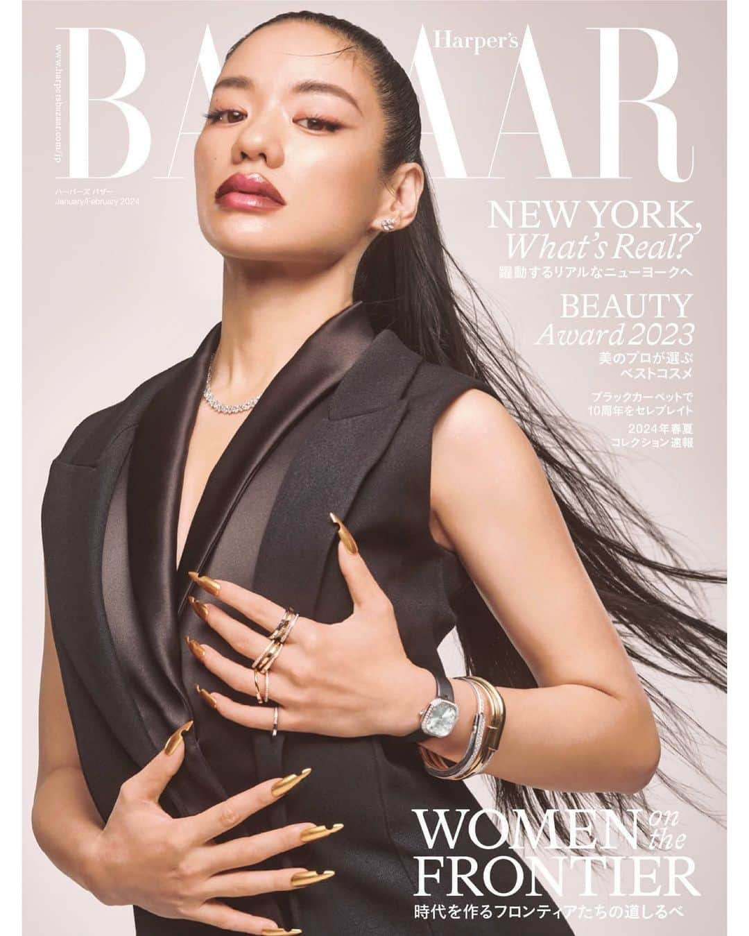 Harper's BAZAAR Japanのインスタグラム：「ラッパーの #Awich さんが登場する『ハーパーズ バザー』1・2月合併号（11月20日発売）の通常版表紙が解禁✨   さまざまな業界の最前線で活躍し、女性活躍の未来を切り開く才能たちをたたえるプロジェクト「Women on the Frontier」。第2回となる今年は、「時代を作るフロンティアたちの道しるべ」と題し、世代も生き方も異なる女性がティファニーの名作ウォッチをまとって登場。   5名の受賞者の中から今回カバーを飾ったのが、ラッパーとしてまさに時代を切り開いてきたAwichさん。加えて誌面では、長谷川ミラさん、長谷川幾与さん、庄司夏子さん、伊達公子さんといった他の受賞者たちも、心に響く深い言葉の数々を語ってくれた。デジタル版でも11月20日に、彼女たちをフィーチャーしたスペシャルムービーを公開するので乞うご期待！   誌面では「躍動するリアルなニューヨークへ」と題したNY特集や、日本版『ハーパーズ バザー』では初となるベストコスメ企画「美のプロが選ぶ、ハーパーズ バザー・ベストコスメ 2023」など、コンテンツが盛りだくさん！発売をお楽しみに💛  @tiffanyandco @awich098   📸 Yoshiyuki Nagatomo Styling:  Masami Tanaka  #WomenontheFrontier #TiffanyandCo #HarpersBAZAAR #BAZAAR10 #Awich #Wichil #ハーパーズバザー」