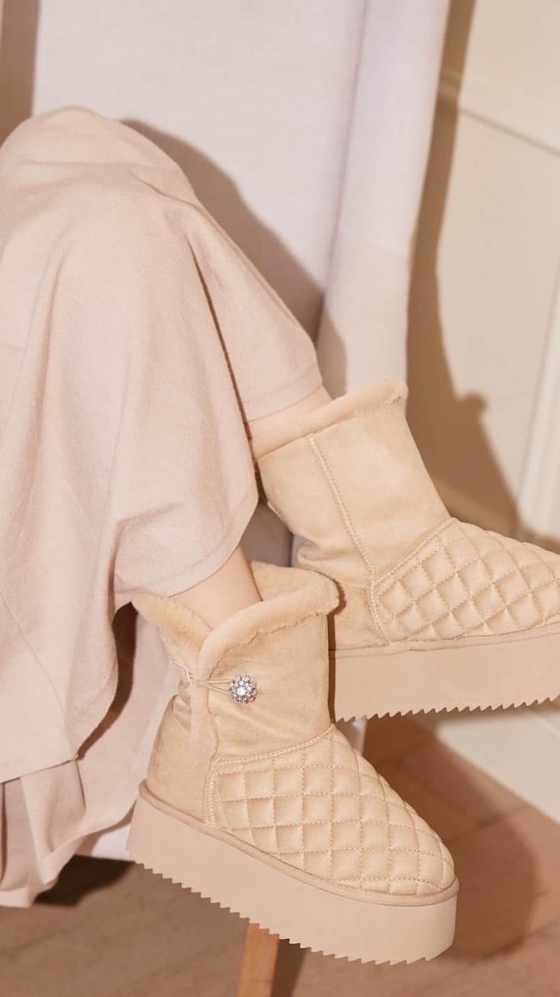 Radyのインスタグラム：「とにかく足綺麗見せ🥹🙏🏻✨ 最強盛れるムートン!!👢  厚底5cm＋インヒール3.5cm♡ 履いてると絶対褒められる!!🔥  全女子に履いてほしいムートンです🥹💞  #Rady #レディ #武藤静香 #ムートン #盛れるムートン #脚長見せ #美脚 #ムートンブーツ」