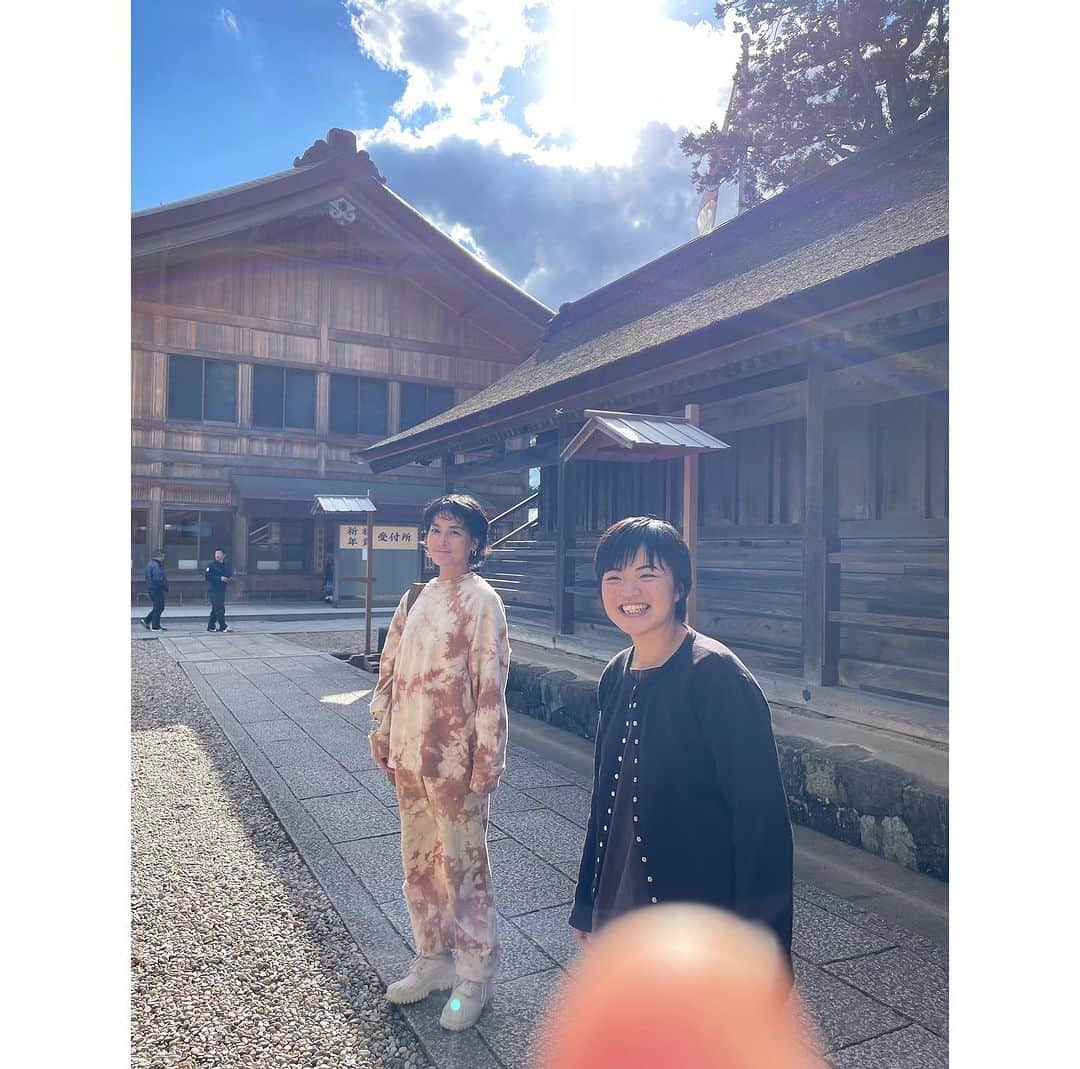 桃生亜希子さんのインスタグラム写真 - (桃生亜希子Instagram)「出会って2回目で一緒に旅をすることになった　あおいちゃん。　@aoi_yes111  　そして、彼女を繋げてくれたななちゃん　@kona_nana との3人旅は、島根の出雲大社へ。🙏🌞  　雲☁️や空がびっくりするほど大きくて近かった。 　 　日本には、すごい所がいっぱいある。 　神様のいる場所も沢山ある。 　 　宗教を超えて、祈りの力を思い出させてくれる場所。 　日本のポテンシャルの高さを感じさせられる場所。  　美味しいお蕎麦やぜんざいも。 　日本人に生まれて、よかったな。✨🌞と、感じられることに感謝。  #出雲大社　#島根県　#光　#虹」11月16日 15時05分 - pinokosugar