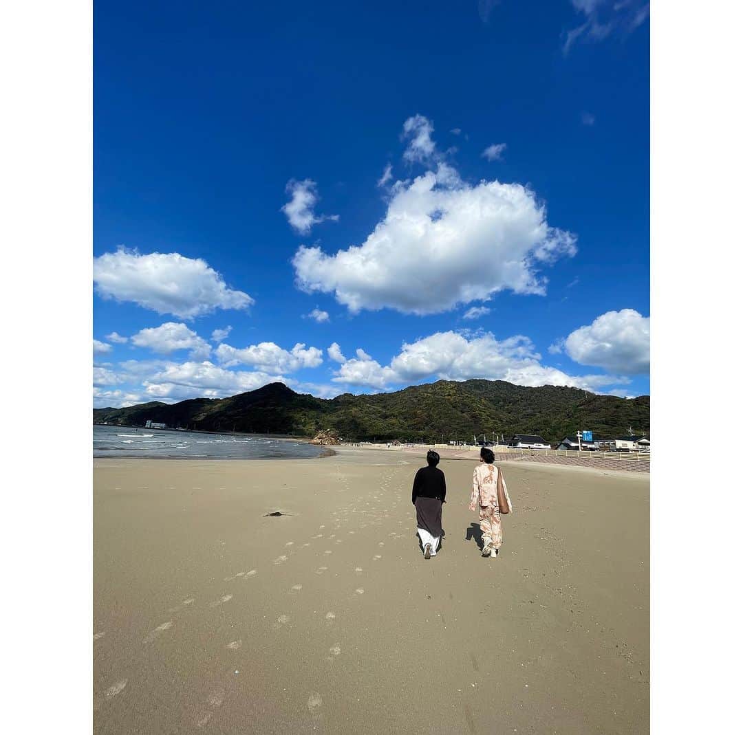 桃生亜希子さんのインスタグラム写真 - (桃生亜希子Instagram)「出会って2回目で一緒に旅をすることになった　あおいちゃん。　@aoi_yes111  　そして、彼女を繋げてくれたななちゃん　@kona_nana との3人旅は、島根の出雲大社へ。🙏🌞  　雲☁️や空がびっくりするほど大きくて近かった。 　 　日本には、すごい所がいっぱいある。 　神様のいる場所も沢山ある。 　 　宗教を超えて、祈りの力を思い出させてくれる場所。 　日本のポテンシャルの高さを感じさせられる場所。  　美味しいお蕎麦やぜんざいも。 　日本人に生まれて、よかったな。✨🌞と、感じられることに感謝。  #出雲大社　#島根県　#光　#虹」11月16日 15時05分 - pinokosugar