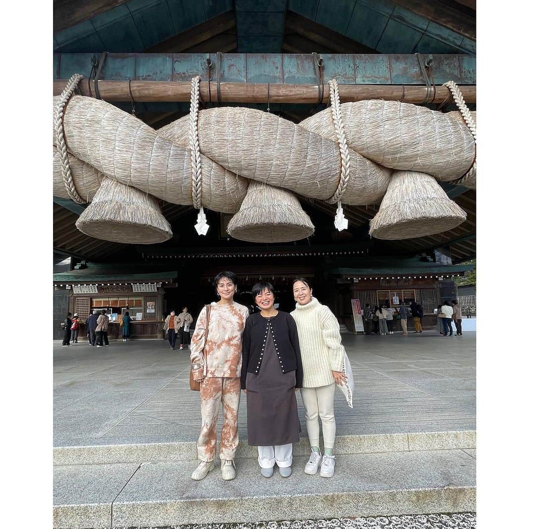 桃生亜希子さんのインスタグラム写真 - (桃生亜希子Instagram)「出会って2回目で一緒に旅をすることになった　あおいちゃん。　@aoi_yes111  　そして、彼女を繋げてくれたななちゃん　@kona_nana との3人旅は、島根の出雲大社へ。🙏🌞  　雲☁️や空がびっくりするほど大きくて近かった。 　 　日本には、すごい所がいっぱいある。 　神様のいる場所も沢山ある。 　 　宗教を超えて、祈りの力を思い出させてくれる場所。 　日本のポテンシャルの高さを感じさせられる場所。  　美味しいお蕎麦やぜんざいも。 　日本人に生まれて、よかったな。✨🌞と、感じられることに感謝。  #出雲大社　#島根県　#光　#虹」11月16日 15時05分 - pinokosugar