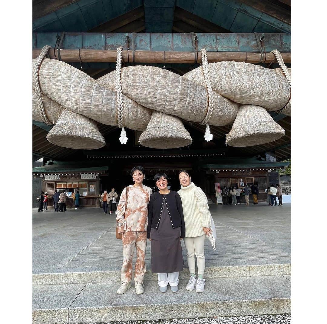 桃生亜希子のインスタグラム：「出会って2回目で一緒に旅をすることになった　あおいちゃん。　@aoi_yes111  　そして、彼女を繋げてくれたななちゃん　@kona_nana との3人旅は、島根の出雲大社へ。🙏🌞  　雲☁️や空がびっくりするほど大きくて近かった。 　 　日本には、すごい所がいっぱいある。 　神様のいる場所も沢山ある。 　 　宗教を超えて、祈りの力を思い出させてくれる場所。 　日本のポテンシャルの高さを感じさせられる場所。  　美味しいお蕎麦やぜんざいも。 　日本人に生まれて、よかったな。✨🌞と、感じられることに感謝。  #出雲大社　#島根県　#光　#虹」