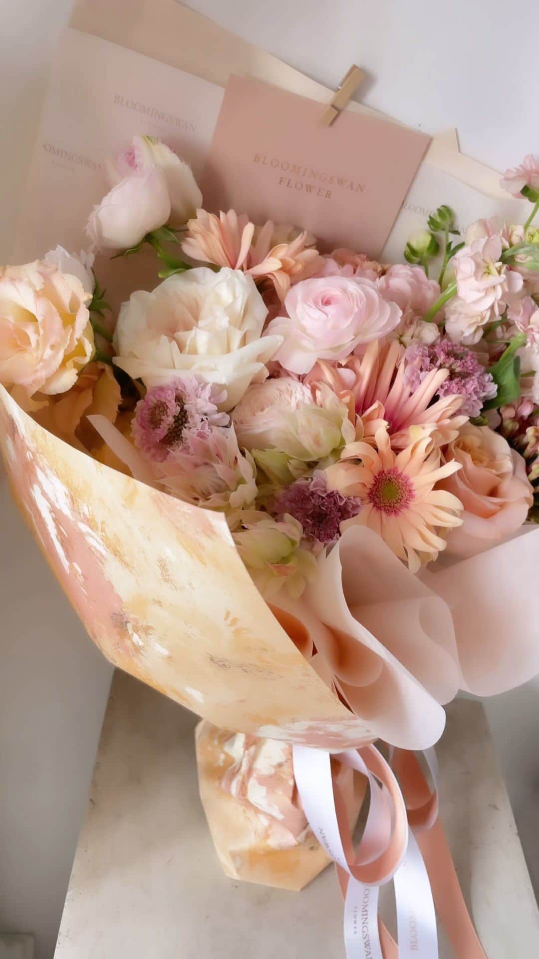 Florist.janeのインスタグラム：「#블스꽃다발 🧡 마음을 전달하세요 🧡  📞02.511.3109 💬카카오톡 janejoung310 💬문자 01028907799 🌸강남구 논현동 219-6번지 1층 핑크색 꽃집」