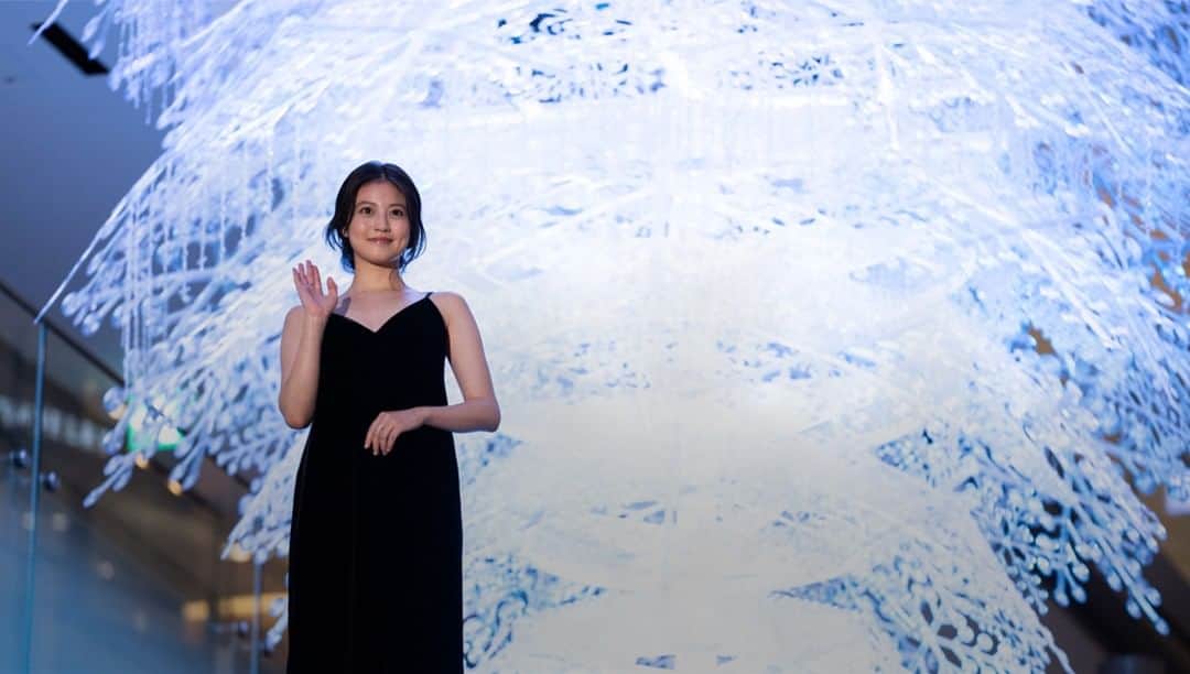 HILLS LIFE DAILYのインスタグラム：「RE-CRYSTALLIZED 今田美桜さん、雪の結晶のツリーの感想は？ 表参道ヒルズ クリスマスイルミネーションがスタート！  プロフィールのURLから最新記事をチェック。  #christmas #illumination #omotesandohills」