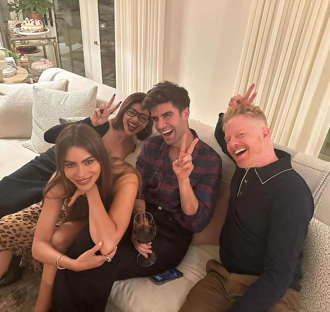 ソフィア・ベルガラさんのインスタグラム写真 - (ソフィア・ベルガラInstagram)「First Modern Family reunion!!!!❤️❤️❤️」11月16日 15時08分 - sofiavergara