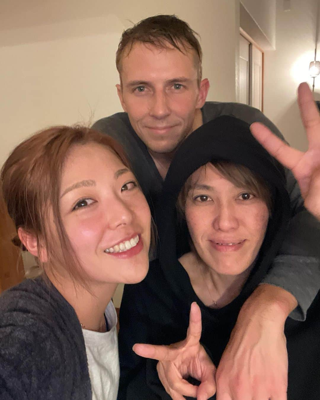 小川麻琴さんのインスタグラム写真 - (小川麻琴Instagram)「先日、福岡での仕事終わりに 熊本に住んでる大好きなファミリーに会いに行ってきました😌❤️  友人のゆかりは、 私がNZに留学してる時に出逢ってるので、もうかれこれ16年の付き合いなんです。  あの頃から、ずっと私の頼れるお姉ちゃん的存在で、離れていても私が何かある時はどんな時も心を向けてくれ私を支えてくれる、心から信頼できる大切な心友。  そして、そのゆかりのファミリーも本当に素敵で、私にとってとても理想の家族なんです。  そんなlovelyなファミリーに、いっぱいいっぱいエネルギーをもらえた3日間でした🥰  いつもありがとうねー🥹 love u guys 😌❤️  #心の友  #大切な人  #大切な家族  #大好き  #熊本」11月16日 15時24分 - 1029_makoto