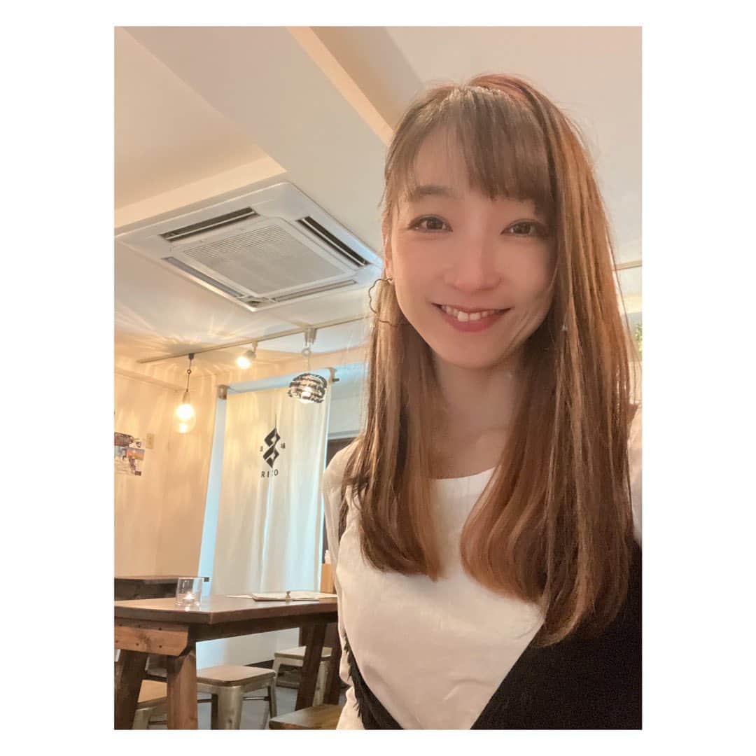 谷口あかりさんのインスタグラム写真 - (谷口あかりInstagram)「🄶🄾🅄🅁🄼🄴🅃 ⁡ ⁡ 自由が丘 駅近に 可愛らしくて ちょい飲みにもよさそうな 美味しいお店発見🧡 ⁡ ⁡ ナチュールワインと🍾 クラフトビール🍺 熟成肉…🍖 ⁡ ⁡ 大好きなオレンジワインが…😍 ⁡ ⁡ メニューは 和洋折衷！ ⁡ ⁡ アボカドディップも 和風だったり🥑 煮卵のピクルス🥚！？ ⁡ ⁡ 他にも気になるメニューが 多過ぎたぁ🤍 ⁡ ⁡ 店員さんも 気さくで話しやすくて 居心地の良いお店でした✨ ⁡ ⁡ 予約した時に テーブルに ネーム置いてあるのって ちょっと嬉しくなるよね♪  ⁡ 𝖲𝗆𝗂𝗅𝖾 𝗐𝗂𝗍𝗁 𝖬𝖾 ⁡ *☼*―――――*☼*―――――*☼*―――――*☼* ⁡ PR @sakaba_rico.jiyugaoka #クラフトビール #ナチュールワイン #熟成肉 #自由が丘グルメ #目黒区グルメ #東横線グルメ #sakabarico #jiyugaoka ⁡ 【酒場RICO】 東京都目黒区自由が丘2-11-9　 松田ビル２F ⁡ #𝚓𝚊𝚙𝚊𝚗 #𝚝𝚘𝚔𝚢𝚘  #女優  #ミュージカル  #被写体  #作品撮り  #筋トレ #ありがとう貯金」11月16日 15時17分 - akari.taniguchi