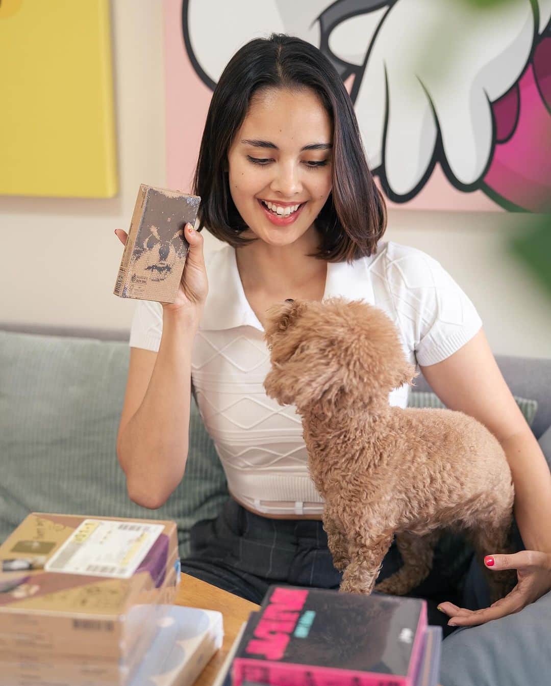 ミーガン・ヤングのインスタグラム：「Feeling bagets ang pakiramdam ko lagi pag nag uunbox ako ng albums kasi nag aabang ako ng mga photocards na mukukuha ko hahaha! But to achieve YOUNG looking skin, my holy grail are these Megan Beauty Serums 💖  Available at Watsons, SM Beauty nationwide. #MeganBeautyPH #MeganBeautyWorld #MeganIsBeauty #WatsonsPH」