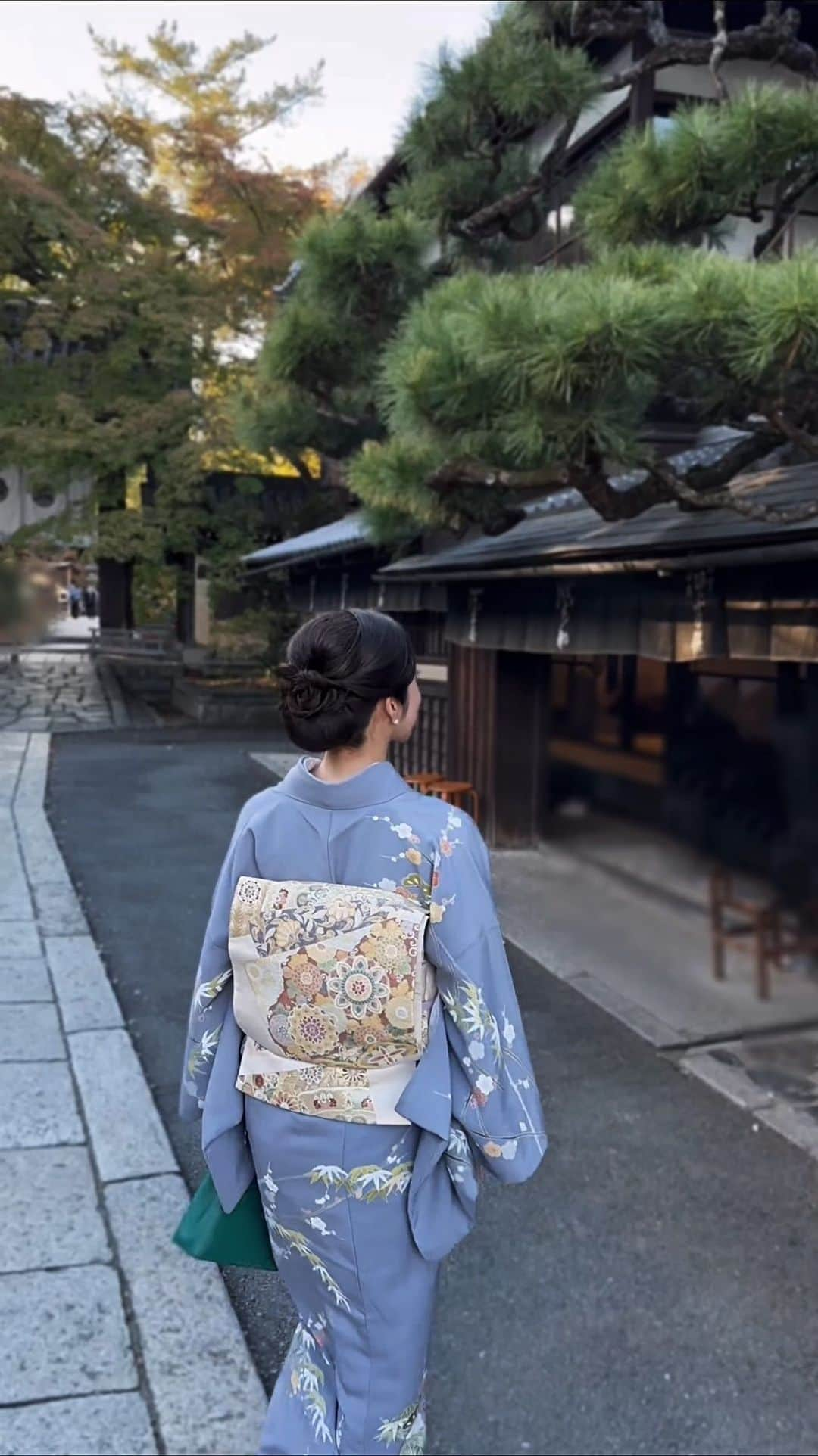 雨宮みずきのインスタグラム：「Kyoto🍡🍁  京都でおすすめの甘味処😋🤤🤍 少し離れた場所にあるけど 京都に行くと絶対に寄りたくなるお店🥹  わらび餅が絶品の茶寮 宝泉さん🍵 @housendo.kyoto  📍京都市左京区下鴨西高木町25 季節限定の栗しるこも絶品でした🌰  歴史あるあぶり餅が食べられる 一和 一文字屋 和輔さん🍡 📍 京都市北区紫野今宮町69 今宮神社の参道にあります⛩ お隣のかざり屋さんも有名です！！  お着物は @kimonoprokyoto さんでレンタルしました🤍 いいものを着ると気が引き締まります  #kyoto #京都着物 #京都着物レンタル #京都 #茶寮宝泉 #わらび餅 #一文字屋和輔 #一和のあぶり餅」