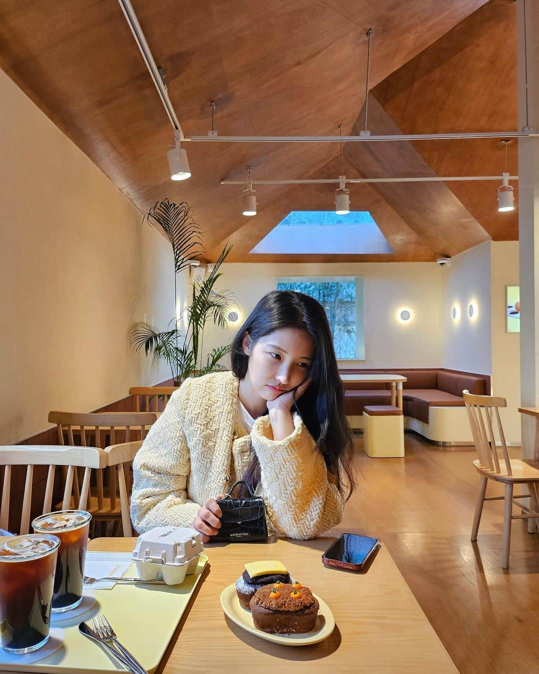 ジヒョン のインスタグラム：「계란빵같은 옷이랑 계란빵 🥐🥯🍳🥚🧇🤲🏻🤲🏻💕」