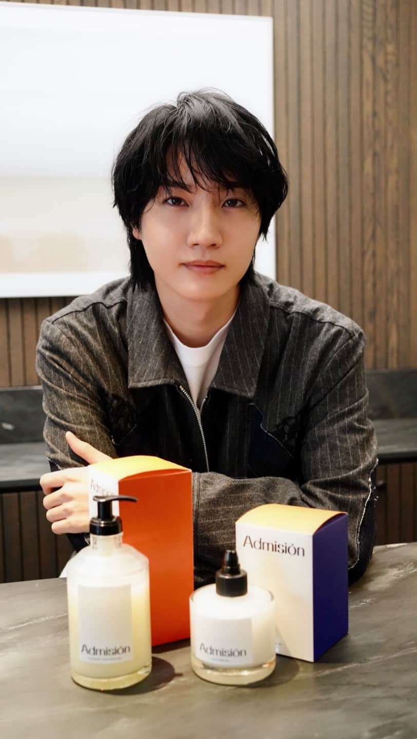 桜田通のインスタグラム：「Admisión (アドミシオン)  スペイン語で入場、入会、認めるといった意味を持つ『Admisión』 “first of all, from now on”(とりあえずここから)をキーワードにインテリアとビューティープロダクトを展開するライフスタイルブランドとして新登場しました！  デザインはスキンケアプロダクトのみに限らず、ブランドカラーのレッド・イエロー・ブルーを基調にシンプルながらもインテリアのポイントとなるパッケージデザインを意識し、自由な発想で性別や年齢を問わないギフトとしても喜ばれるアイテムを提案しています✨  第一弾は男女ともに使用できるクレンジングフェイスウォッシュゲルとオールインワンゲルの2種類のシェアスキンプロダクトを発売！ クレンジングフェイスウォッシュゲルは自然由来の大豆油脂肪酸が主な成分で、肌をいたわりながら汚れを落とすことを第一に考えて作られているそうです☺️  オールインワンゲルなのでスキンケアにまだ馴染みがない方でも手軽にケアしていくことができるのが嬉しいですよね✨  そして東京・千駄ヶ谷のライフスタイルショップ GENERAL FURNISHINGS & CO.(ジェネラルファニシングスアンドコー)にて 11月17日(金)〜19日(日)の3日間、Admisión初のPOPUPを開催します！ Admisiónのプロダクトを手に取り体験して購入が可能なので、ぜひ遊びに行ってみて下さいね✨  日程：11 月17 日(金)-19日(日)　 住所：東京都渋谷区千駄ヶ谷1-8-10 場所：GENERAL FURNISHINGS & CO.　 時間： 11:00～19:00  @admision_official #Admision #アドミシオン #シェアスキンケア #PR」