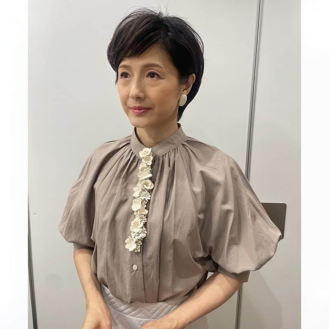 水野真紀さんのインスタグラム写真 - (水野真紀Instagram)「昨夜放送された『魔法のレストラン』（MBS毎日放送19時〜） での衣装です。 ブラウスに付いているオフホワイトのお花、ブローチなのです。 スタイリングをお願いしている Franc.（フラン）さん、アクセサリーのセレクトも👏👏👏  ◎グレージュブラウス ◎白スカート (2点ともにtoff) ◎お花ブローチ (a蒼o) •ピアス、パンプス (2点ともにスタイリスト私物) 衣装協力 ■#toff 箕面市西宿1-17-22 みのおキューズモール EAST2-2F TEL：072-726-3939 ■#a蒼o Instagram：@ao2017official」11月16日 15時30分 - maki_mizuno_official