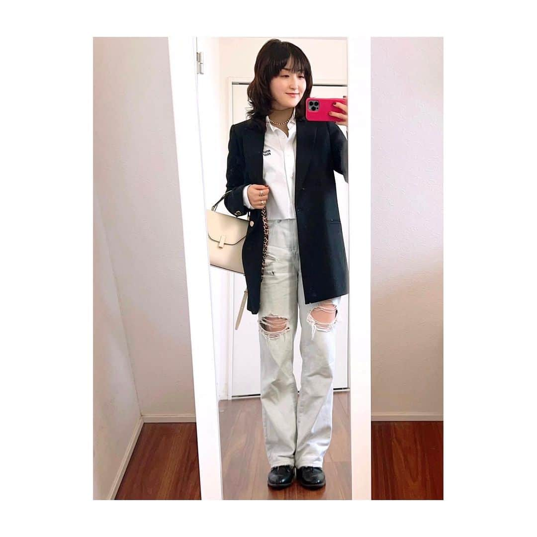 室井由美子さんのインスタグラム写真 - (室井由美子Instagram)「Today's Outfit 大好きな永遠のトラッドスタイルも、クロップドシャツで 今季風に。 ・ #miumiu #upperhights #pt #johnsmedley #gren  #valextra #oldceline  #fashion #ootd #jewelry #きれいめコーデ #きれいめカジュアル #40代コーデ  #トラッド好き #エレガント好き#エレガントカジュアル」11月16日 15時31分 - yumikomuroi