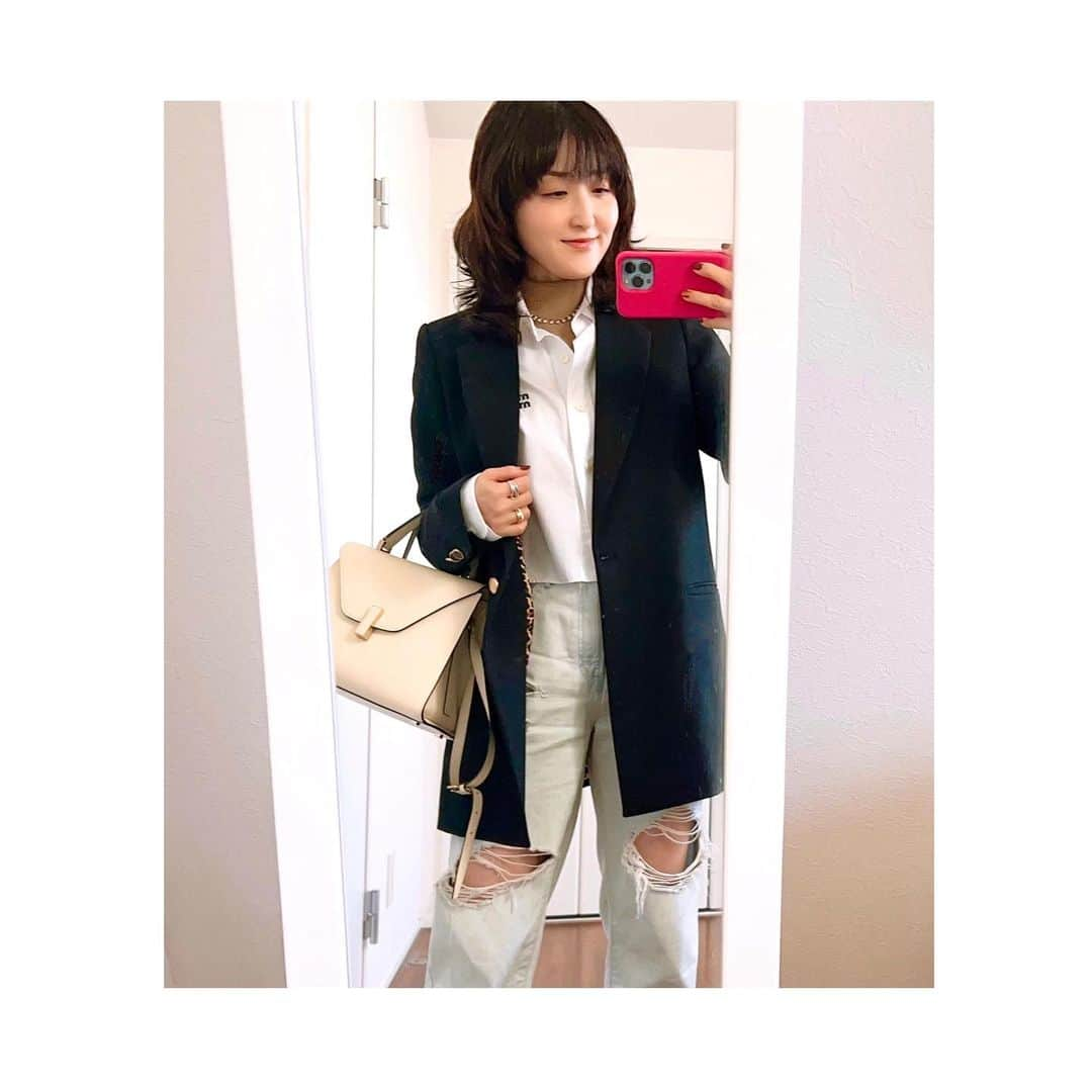 室井由美子さんのインスタグラム写真 - (室井由美子Instagram)「Today's Outfit 大好きな永遠のトラッドスタイルも、クロップドシャツで 今季風に。 ・ #miumiu #upperhights #pt #johnsmedley #gren  #valextra #oldceline  #fashion #ootd #jewelry #きれいめコーデ #きれいめカジュアル #40代コーデ  #トラッド好き #エレガント好き#エレガントカジュアル」11月16日 15時31分 - yumikomuroi