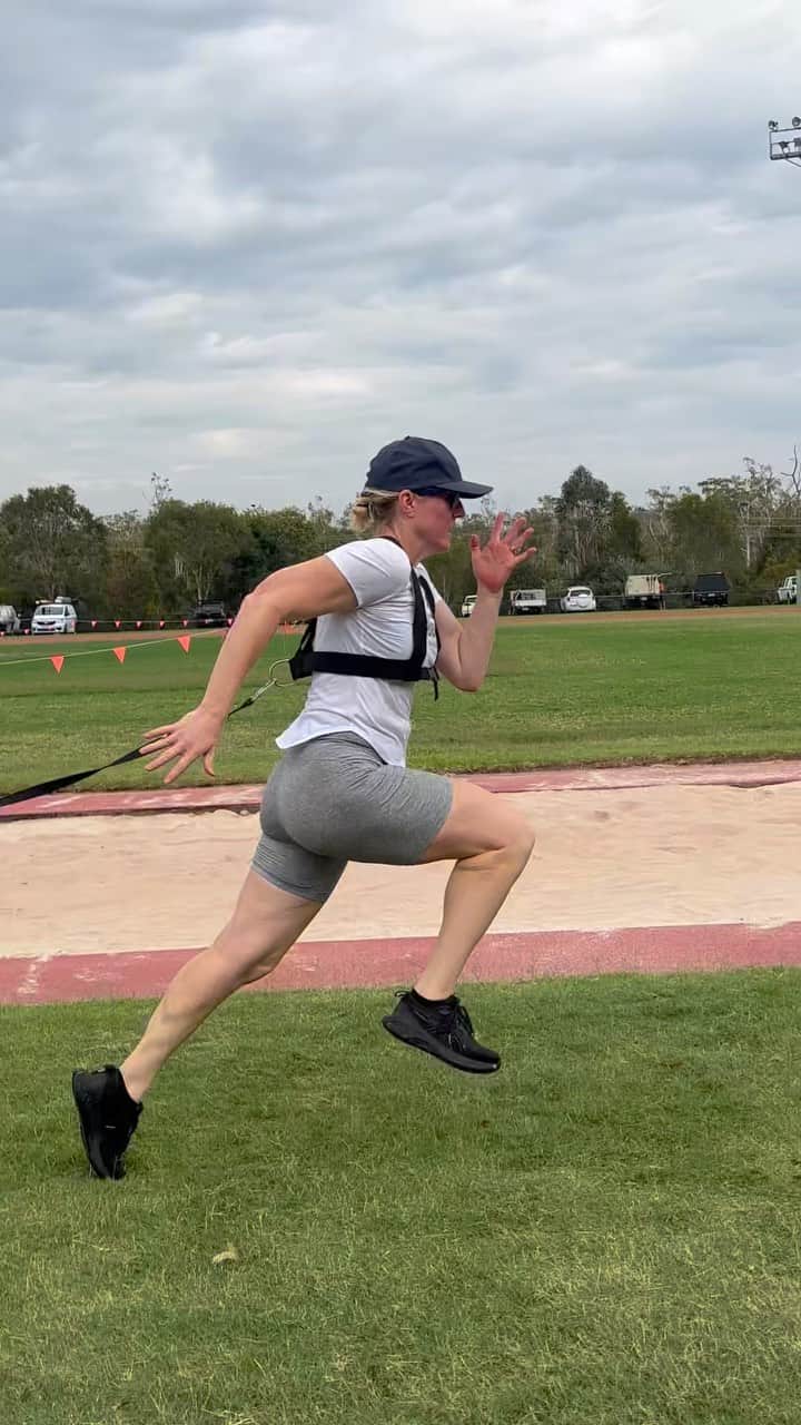 サリー・ピアソンのインスタグラム：「ON THURSDAYS WE TRACK 🏃‍♀️💨  Wearing all the hats today (mum, coach and a bit of training myself) multitasking at its best!  Being a coach doesn’t mean we sit back and relax, we have an option to practice what we preach, I love this option.  I love my athletes. I love that they love training and working hard to reach their best.   My job is done if they can finish off with a bit of a dance! Or maybe they didn’t work hard enough. Jokes, not jokes 🤪😜  #coachinglife #workouttime #mumlife」
