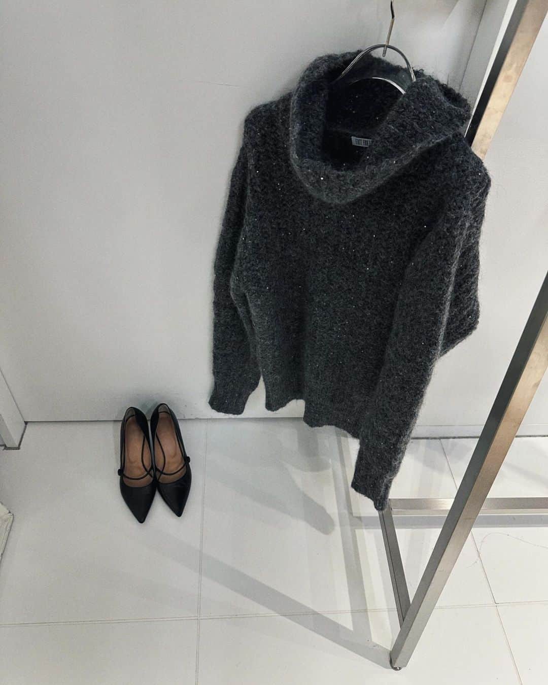 エディットフォールルのインスタグラム：「. LULU new knit 🐑🪽🪻 11.17 11:00 new in.  spangles turtle pull over col:gray,black ¥27,500 tax in  冬のコーディネートにキラキラする質感が映える1枚。 ふわふわのモヘアＭＩＸの糸にスパンコールがチラチラと瞬きます。 アクセサリーのような輝きで、ツイードのような華やかさのあるニットです。  素材感が華やかなので、編地や形にはあまりデザインはいれず大人がさらっと着れるタートルに。 合わせるアイテムは質感の違うもの、シルエットに軽さのあるものがおすすめです。 ミディ丈のスカート、スリムパンツ、スリムなスカートなど。 もしワイドパンツなどをはくときは、レースの靴下×パンプス、など軽さのある合わせがおしゃれです。」