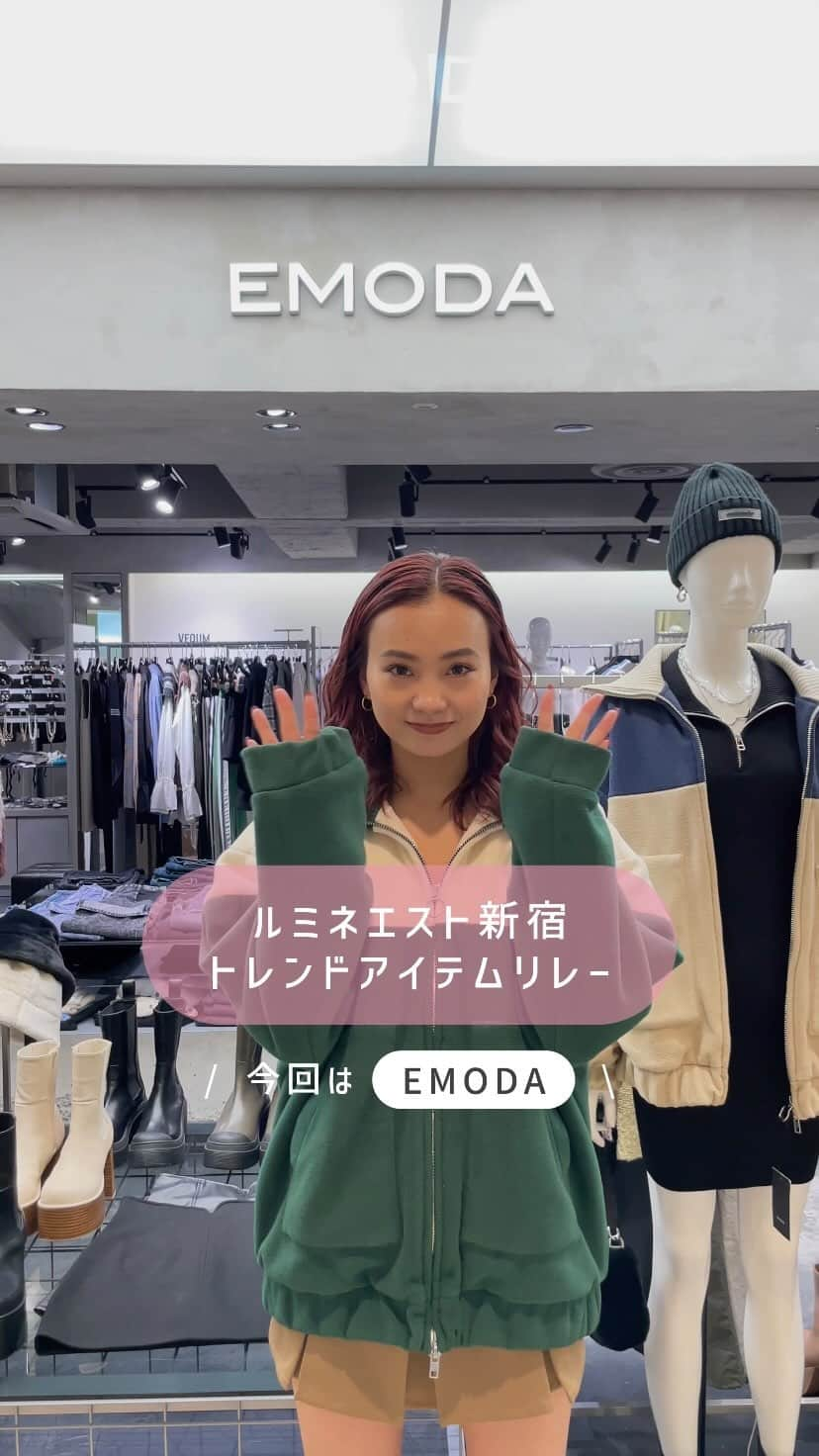 ルミネエスト新宿のインスタグラム：「トレンドアイテムリレー【 #EMODA 編】  ルミネエスト新宿のショップスタッフに お題に沿ってトレンドコーデを組んでもらうリレー企画、 トレンドアイテムリレー 💫  今回は『EMODA（エモダ） @emoda_official 』のショップスタッフさんに、お店のアイテムでコーデを組んでもらったよ🩶  お題は、秋冬も引き続きトレンドの「 #クロップド丈 」🎧  アウターもトップスもクロップド丈のものをチョイス！ ミニスカートと厚底ロングブーツを合わせてスタイルアップ効果抜群のトレンドコーデが完成👏  詳しくは動画をチェックしてね🤍  ⌇Floor ルミネエスト新宿 B1  ⌇Item ・ショートボアブルゾン ¥14,080（税込） ・ポイントロゴベロアクロップトップ ¥5,390（税込） ・レイヤーベルトプリーツスカート ¥8,690（税込） ・バルキープランプフィットブーツ ¥16,280（税込）  ※最新の在庫状況は各店舗にお問い合わせください。  #ロゴアイテム #ブルゾン #ベロア #ボアブルゾン #ショート丈 #ミニスカート #プリーツスカート #ロングブーツ #トレンド #トレンドファッション #トレンドアイテムリレー #コーデリレー #lumineest #lumineest新宿 #lumineestshinjuku #ルミネエスト #ルミネエスト新宿」