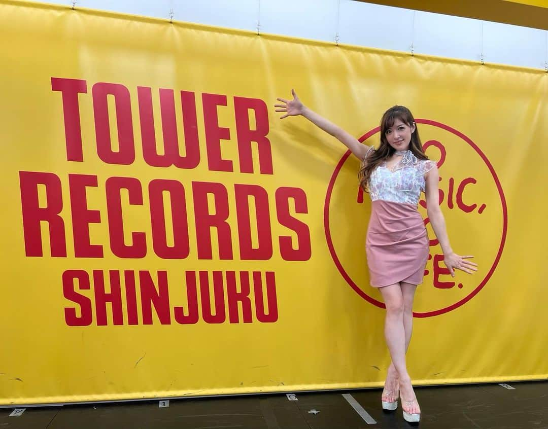 高木里代子のインスタグラム：「【入場無料❣️明日11/17(金)はタワレコ渋谷店で サイン会＆ミニライブ！✨✨】  やっほぅ🤗🤗  そんなわけで…！  明日はタワーレコード渋谷店さんで サイン会＆ミニライブです❣️  なんと【入場無料】✨✨なので 皆さんぜひぜひ会いに来てね〜〜😆  19時から7階のイベントスペースです！  ピアノも弾くし おしゃべり（笑）するよ 🤗💕  https://towershibuya.jp/2023/10/06/189289 (ストーリーにリンクはります♡)  #高木里代子 #riyokotakagi  #ピアノ #ピアニスト  #ジャズ #ジャズピアノ #ジャズピアニスト #piano #pianist #jazz #jazzpiano #jazzpianist #youtuber #タワーレコード渋谷店 #タワレコ渋谷 #サイン会」