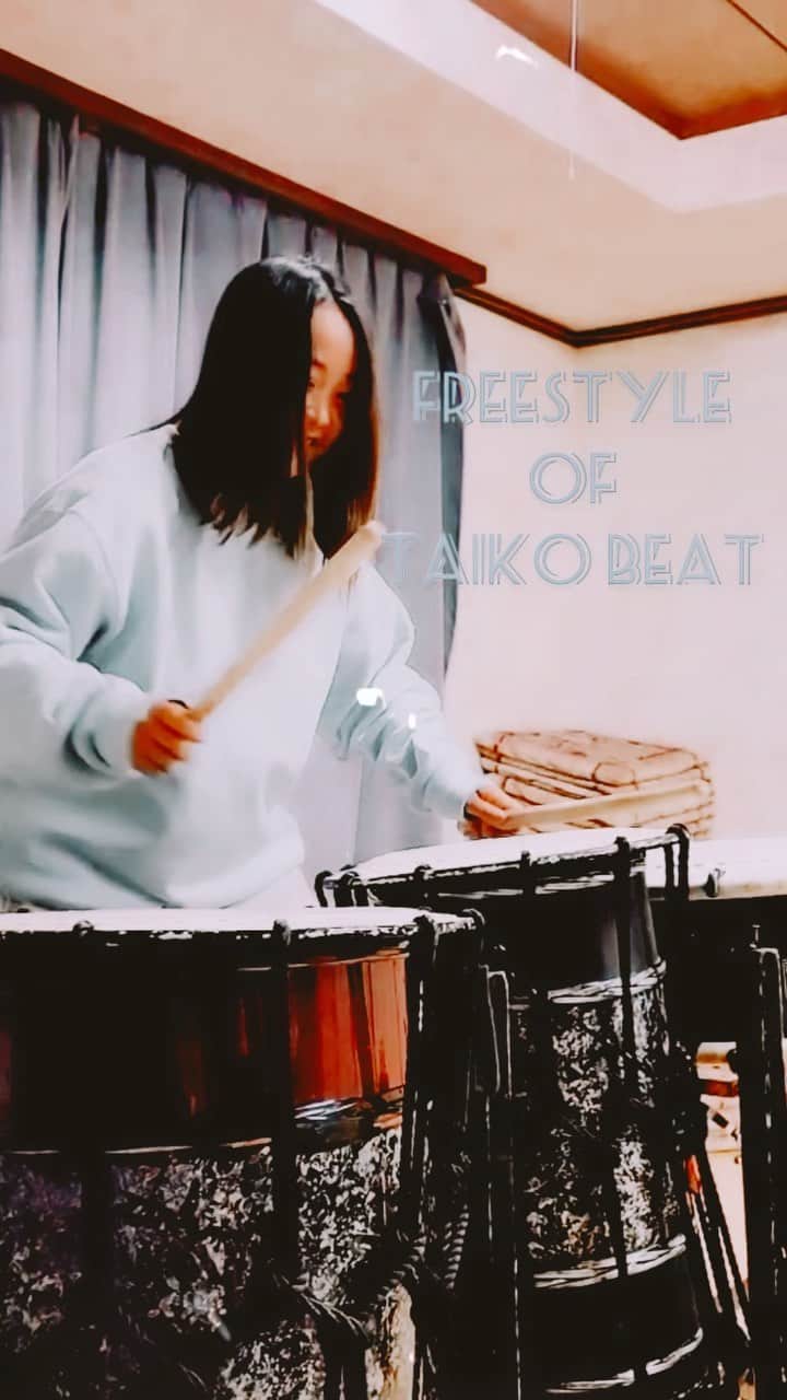 COMA-CHIのインスタグラム：「my first experience of playing Japanese “taiko”🔥🔥 The sounds was so marvelous and moved my soul... 和太鼓初体験。叩きながらも魂がふるえ、浄化されていく感覚。身体が喜んでいる！！ 勝手にリズムが湧いてきて最高に楽しかったな。。。 これから何かしら形にしていきたいと思います🔥 トライノにっしー君　@shunnishijima ありがとうございました😆🙏🙏」