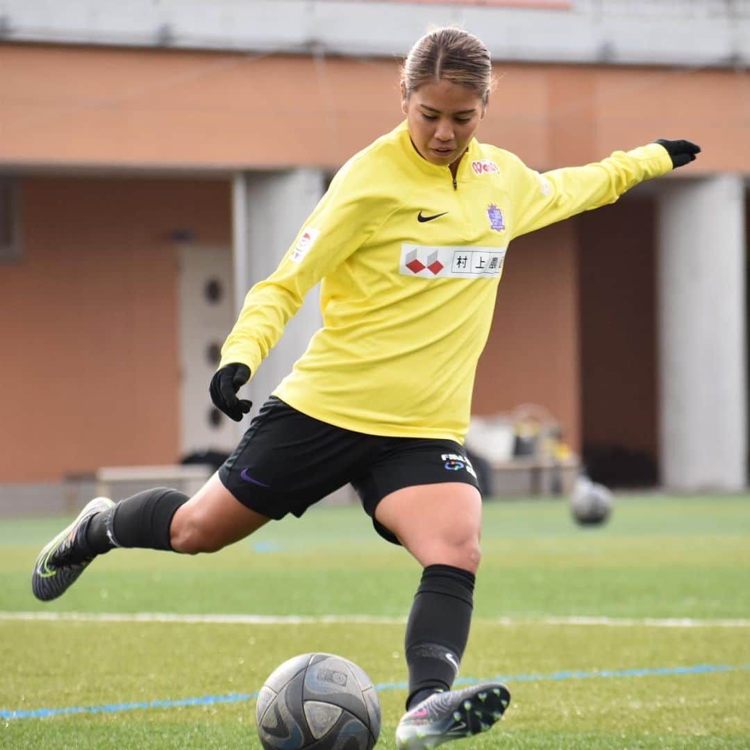 のインスタグラム：「. 明後日はアウェイAC長野戦🔥 いよいよリーグ戦が始まります💪  🗓11月18日（土） ⚽️14:00キックオフ 🆚 AC長野パルセイロ・レディース 🏟 長野Uスタジアム  🗓11月23日（木・祝） 🟣広島県信用組合DAY🟣 ⚽️14:00キックオフ 🆚ちふれASエルフェン埼玉 🏟広島広域公園第一球技場  #共闘  #サンフレッチェ広島レジーナ」