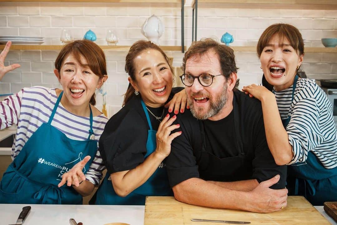 伊藤羽仁衣さんのインスタグラム写真 - (伊藤羽仁衣Instagram)「イタリア🇮🇹プーリア料理を学ぶ👩‍🍳 YouTubeの撮影に参加させていただきました🍖 @weareinpuglia 🇮🇹  イタリアからきた大人気のシェフ🧑‍🍳 @antonio.scalera さんから、プーリアのマンマの味を 教えてもらいたした‼️ お肉料理、手作りのパスタまで 週末に家族で作る伝統料理を、私の大好きなお友達 @naosuke0807 @noriko_style と 撮影＆cooking が出来て最高に楽しい時間でした✨✨  今年は　@sanmarzanowines のpress tripで プーリアに行ってきたのでプーリアの食材を使って 作った料理を食べながら、またプーリアに行った気持ちになりました✨✨🇮🇹  あぁ…今すぐプーリアに飛んで行きたい✈️笑  YouTubeがアップされるのも楽しみ！！ 今年はイタリアにご縁のあるお仕事がありよりイタリアが、 そしてプーリアが大好きになりました🇮🇹  Grazie mille🍖🍷🇮🇹 @crikky13  @momchichina   #weareinpuglia #puglia #italy #shooting  #youtube  #プーリア　#プーリア料理　#イタリアのマンマの味 #hanyito」11月16日 15時44分 - hanyito