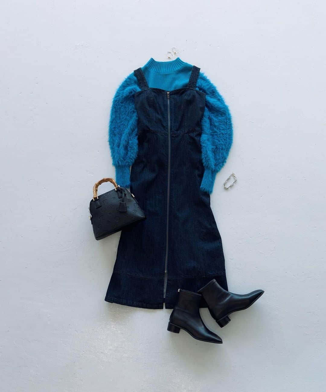 AZUL by moussyのインスタグラム：「『 NOVEMBER STYLING 』 ━━━━━━━━━━━━━━━━━━━ ◼︎シャギースリーブニットトップス ¥4,290(in tax)  ◼︎ジップアップジャンパースカート ¥7,990(in tax)  ◼︎モノグラムエンボスダブルジッパーバッグ ¥5,490(in tax)  ◼︎サークルシェイプローヒールブーツ ¥6,990(in tax) ━━━━━━━━━━━━━━━━━━━ ▶︎商品情報は画像をタップorトップのURLからチェック！  #AZULBYMOUSSY #AZUL_23AW #デニムコーデ #デニムワンピース #ワンピコーデ」