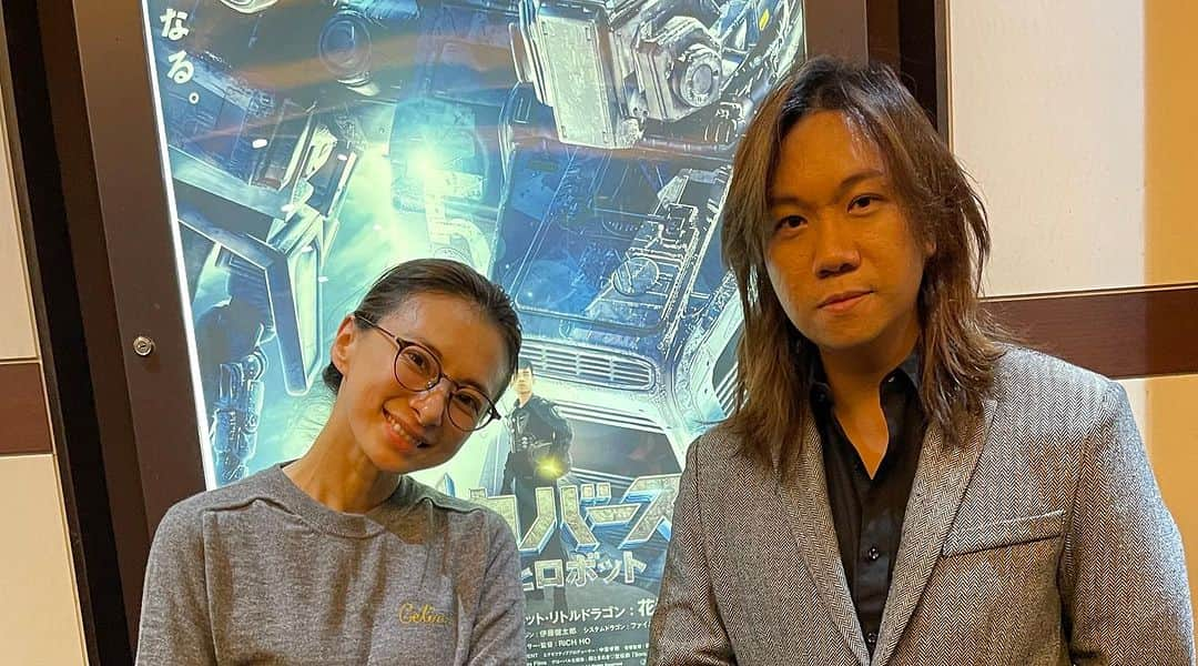 梅宮万紗子のインスタグラム：「シンガポールの映画「メカバース」の完成披露試写にて。舞台挨拶も見てきました。(こちらとは別に来月は三重県でリ、ライトの上映があります❣️ )  制作に11年かけたというリッチ・ホー監督は日本の漫画が大好きとの事で、何が一番好きでした？と聞いたら「ドラゴンボール！」と。 確かに、ドラゴンボールは私も大好きだった〜とキャーキャー騒ぐ私。よく、毎週月曜日にのるとクラスメートの男の子にジャンプを借りていたなぁ🎵 日本が好きって言われるとやっぱり嬉しいものです。  　 映画は、ロボットと共に、地球のために戦う青年のお話です。ロボットやウルトラマン、日本のアニメ、子供への愛に溢れているのが、画面から伝わって、途中でウルッとしてしまいました。自分に息子がいたら連れてきたかったなぁ。 不思議でもないけれど不思議なのは、どの国も、試練を乗り越えるとか、信頼する事、友情は尊いと考えるところは宗教は違えど同じなんだなぁ。  　今週末から東京では新宿バルト9、他にて公開です。  #メカバース #リッチ•ホー #小野賢章 #花江夏樹 #RICH HO #宅見将典」