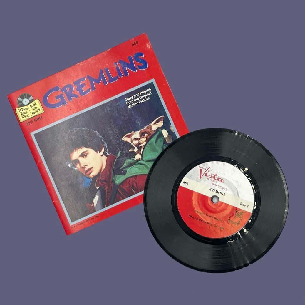 おもちゃやSPIRALのインスタグラム：「80's GREMLiNS レコード付き絵本入荷しました📘  読み聞かせです♪ 🎅🏻🎁にも🎄✨」