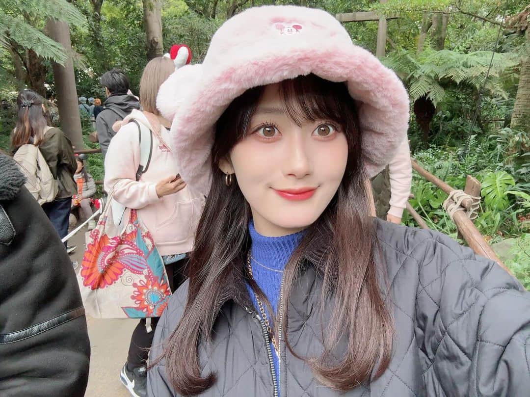 南早紀のインスタグラム：「家族とディズニーに行ってきました！ お母さんは初めてのディズニーで、映画の世界みたいだね〜！って言ってました🏰✨」