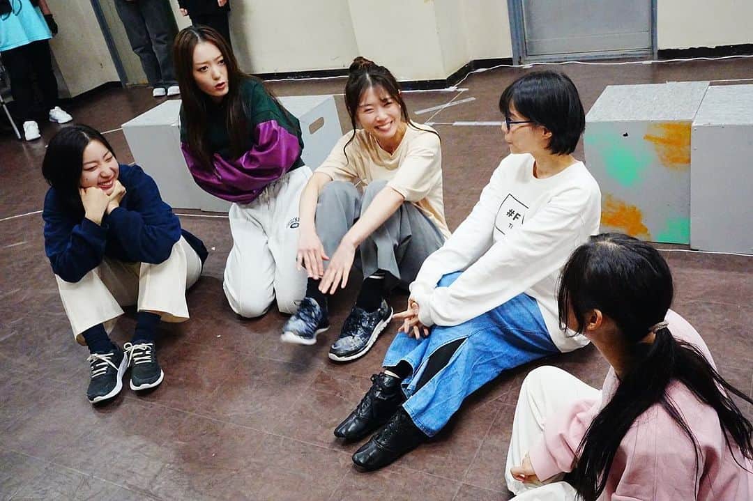 後藤紗亜弥のインスタグラム：「こんにちは。 ⁡ まだまだ予約を伸ばしたい。 変化の作品にしたいです 皆様…力を貸していただけると嬉しいです。 ⁡ この度、主演を務めます。 素敵な時間をお届け出来るよう精一杯頑張ります。 ⁡ 舞台 「まとまるふぉーぜ」 ⁡ あらすじ ⁡ とある村の幼馴染5人組。 ⁡ ５人は成人をして、それぞれ東京に上京し 順風満帆の生活していた...そうとはいかず、 現実は、夢見て上京した時の理想とは程遠い毎日。 ⁡ そんな日々過ごす、五峠黄美(ごとうげ こうみ)は、 20年前、５人でタイムカプセルを埋めたことを思い出す。 掘り起こす約束をしていたのは、ちょうど「3日後」 黄美は他の４人と連絡を取り、 タイムカプセルを掘り起こしてみることを提案する。 ⁡ ただ、タイムカプセルを振り起すだけなのに 立ちはだかる予期せぬ困難。 ５人の前にた現れたのは・・・人外生物だった！？ ⁡ 果たして、５人は無事にタイムカプセルを掘り起こすことが出来るのか？ ⁡ 人生に行き詰まった人が 過去を掘り起こし未来へ向かうための 闘うドタバタハートフルコメディ。 ⁡ 【劇場】 シアターKASSAI 住所：東京都豊島区東池袋１丁目４５－２ ⁡ 【公演日程】 2023年11月22日～26日　全８公演 ⁡ ＜公演スケジュール＞ 11月22日(水)　19時00分 11月23日(木祝)　13時00分 ／ 18時00分 11月24日(金)　19時00分 11月25日(土)　13時00分 ／ 18時00分 11月26日(日)　12時00分 ／ 16時00分  【チケット】 S席：8,000円　完売 A席：5,800円 当日券：6,600円 . . . 本番まであと６日。 ⁡ 御予約はプロフィールリンク欄に掲載しております、URLをご確認下さい。是非宜しくお願い致します。DMでもメッセージいただけると嬉しいです。 ⁡ #まとまるふぉーぜ　#舞台　#後藤紗亜弥  #一期一会 #感謝」