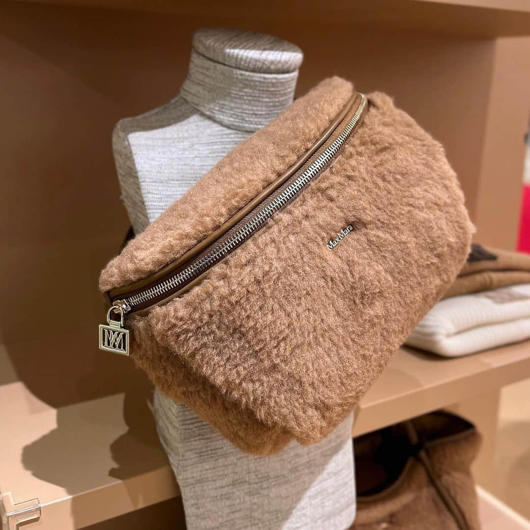 HANKYU.MODEさんのインスタグラム写真 - (HANKYU.MODEInstagram)「MAX MARA POP UP STORE “TEDDY TEN” at 1F コトコトステージ11 until 11/21 　  ディテールにこだわったラグジュアリーなスタイルで定評のある「マックスマーラ」が、ブランドのアイコンモデルである“テディベアコート”誕生10周年を祝したポップアップストアを開催。 ブランドのマスコット“マックス・ザ・テディ”が顔をのぞかせた装飾がかわいらしい会場に。 アイコニックなキャメルカラーのコートをはじめ、今シーズンならではの新色、コートとコーディネートできるアクセサリーなど、更に広がる“テディベアコート”の世界をご紹介。  詳しくはプロフィールURLをチェック！@hankyumode  #MAXMARA #マックスマーラ #テディベアコート #hankyumode #hankyu #阪急うめだ本店 #阪急本店 #うめはん #ファッション  #hankyumode23aw」11月16日 17時00分 - hankyumode