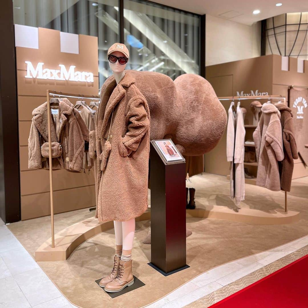 HANKYU.MODEさんのインスタグラム写真 - (HANKYU.MODEInstagram)「MAX MARA POP UP STORE “TEDDY TEN” at 1F コトコトステージ11 until 11/21 　  ディテールにこだわったラグジュアリーなスタイルで定評のある「マックスマーラ」が、ブランドのアイコンモデルである“テディベアコート”誕生10周年を祝したポップアップストアを開催。 ブランドのマスコット“マックス・ザ・テディ”が顔をのぞかせた装飾がかわいらしい会場に。 アイコニックなキャメルカラーのコートをはじめ、今シーズンならではの新色、コートとコーディネートできるアクセサリーなど、更に広がる“テディベアコート”の世界をご紹介。  詳しくはプロフィールURLをチェック！@hankyumode  #MAXMARA #マックスマーラ #テディベアコート #hankyumode #hankyu #阪急うめだ本店 #阪急本店 #うめはん #ファッション  #hankyumode23aw」11月16日 17時00分 - hankyumode