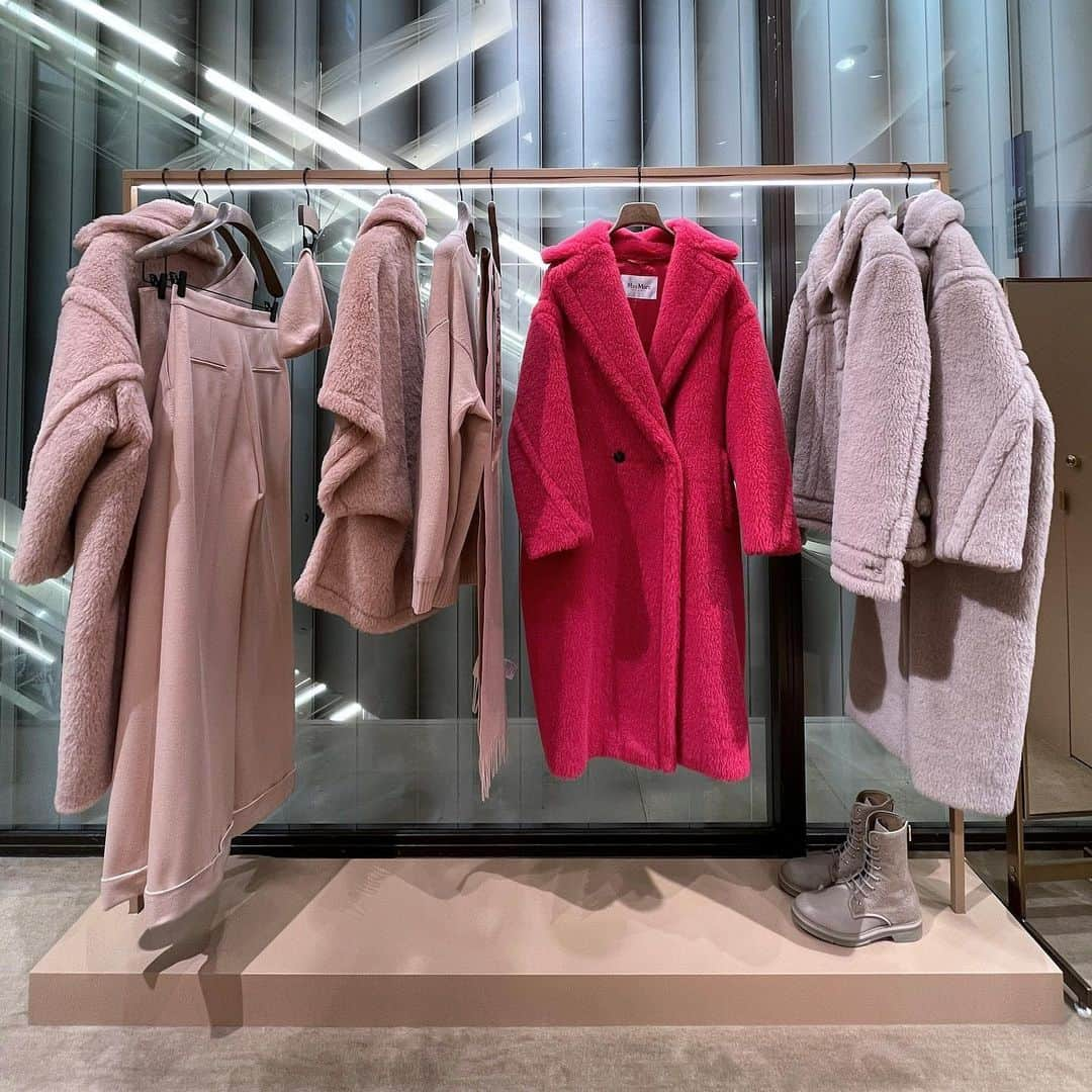 HANKYU.MODEさんのインスタグラム写真 - (HANKYU.MODEInstagram)「MAX MARA POP UP STORE “TEDDY TEN” at 1F コトコトステージ11 until 11/21 　  ディテールにこだわったラグジュアリーなスタイルで定評のある「マックスマーラ」が、ブランドのアイコンモデルである“テディベアコート”誕生10周年を祝したポップアップストアを開催。 ブランドのマスコット“マックス・ザ・テディ”が顔をのぞかせた装飾がかわいらしい会場に。 アイコニックなキャメルカラーのコートをはじめ、今シーズンならではの新色、コートとコーディネートできるアクセサリーなど、更に広がる“テディベアコート”の世界をご紹介。  詳しくはプロフィールURLをチェック！@hankyumode  #MAXMARA #マックスマーラ #テディベアコート #hankyumode #hankyu #阪急うめだ本店 #阪急本店 #うめはん #ファッション  #hankyumode23aw」11月16日 17時00分 - hankyumode