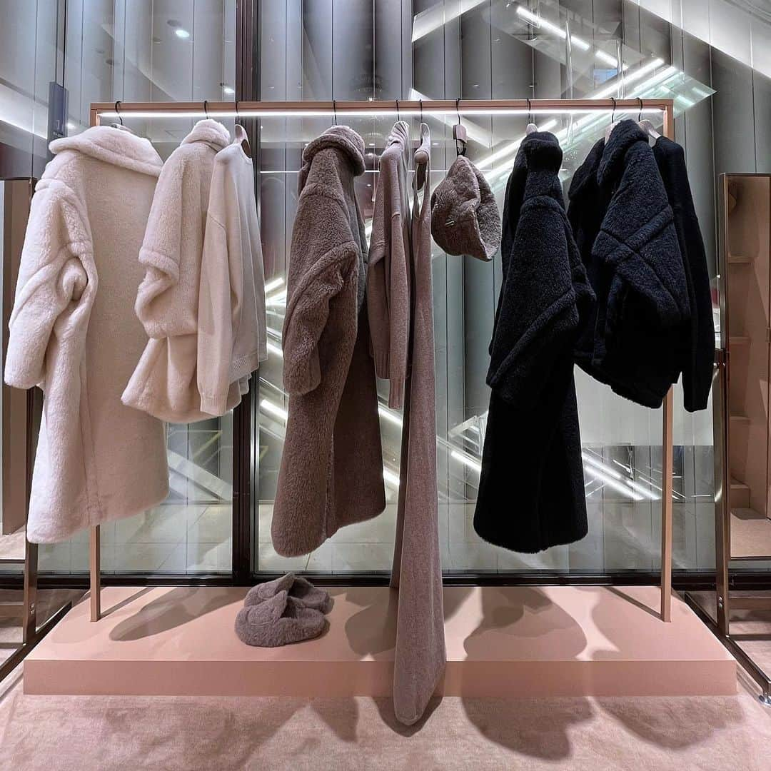 HANKYU.MODEさんのインスタグラム写真 - (HANKYU.MODEInstagram)「MAX MARA POP UP STORE “TEDDY TEN” at 1F コトコトステージ11 until 11/21 　  ディテールにこだわったラグジュアリーなスタイルで定評のある「マックスマーラ」が、ブランドのアイコンモデルである“テディベアコート”誕生10周年を祝したポップアップストアを開催。 ブランドのマスコット“マックス・ザ・テディ”が顔をのぞかせた装飾がかわいらしい会場に。 アイコニックなキャメルカラーのコートをはじめ、今シーズンならではの新色、コートとコーディネートできるアクセサリーなど、更に広がる“テディベアコート”の世界をご紹介。  詳しくはプロフィールURLをチェック！@hankyumode  #MAXMARA #マックスマーラ #テディベアコート #hankyumode #hankyu #阪急うめだ本店 #阪急本店 #うめはん #ファッション  #hankyumode23aw」11月16日 17時00分 - hankyumode