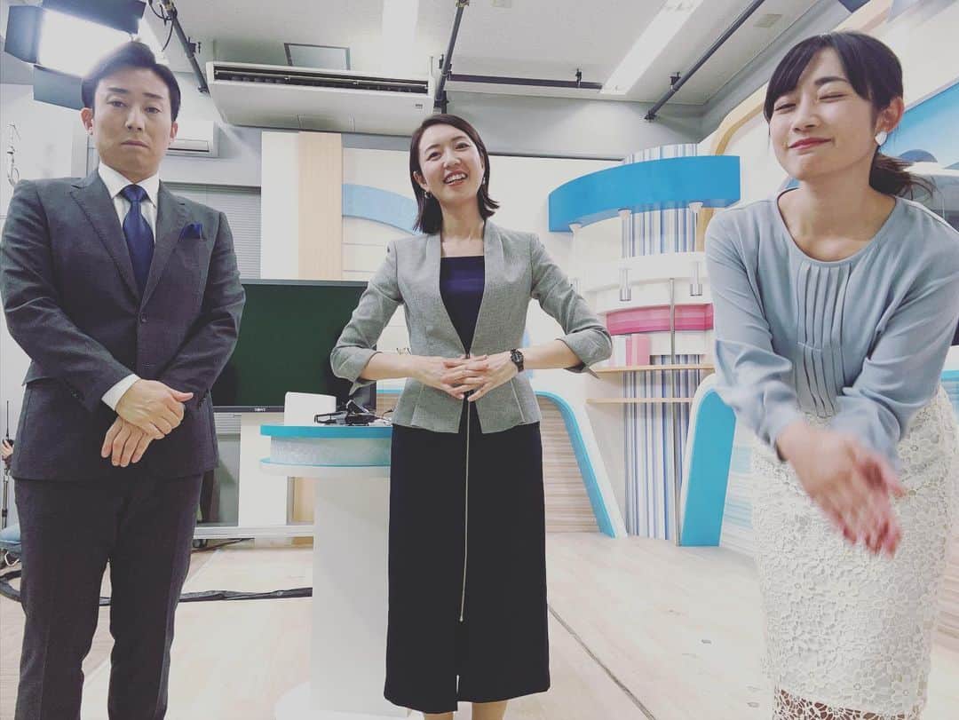 松本亜美さんのインスタグラム写真 - (松本亜美Instagram)「昨日の3部ニュース終わり📸 オフショットです！  1部のアップデートでは「睡眠」をテーマにお伝えしたので、みんなでおやすみポーズ💤  寝方がみんなで違いました！ 内田さんはギリギリまで頑張ったけど寝てしまった、首が痛くなるタイプ。 斎藤さんは下に伏せるタイプですね。 私は早々と寝ております。  質の良い睡眠を目指して、自分の睡眠を見直していきたいと思います！ 季節が進み、気温も低くなっていくので、体調を崩さないように気をつけていきましょう！ #teny #テレビ新潟  #夕方ワイド新潟一番  #スタジオ #ニュース #天気予報  #睡眠 #質の良い睡眠 #できていますか  #みんなで #おやすみポーズ  #放送終了後 #オフショット #セルフィー  #キャスター #アナウンサー  #内田拓志キャスター  #斎藤久美子キャスター  #松本亜美」11月16日 19時00分 - ami_matsumoto_teny