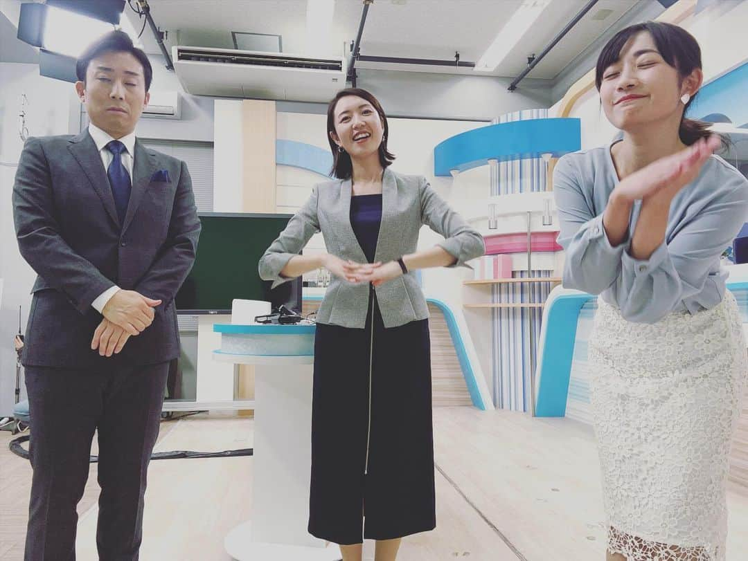 松本亜美さんのインスタグラム写真 - (松本亜美Instagram)「昨日の3部ニュース終わり📸 オフショットです！  1部のアップデートでは「睡眠」をテーマにお伝えしたので、みんなでおやすみポーズ💤  寝方がみんなで違いました！ 内田さんはギリギリまで頑張ったけど寝てしまった、首が痛くなるタイプ。 斎藤さんは下に伏せるタイプですね。 私は早々と寝ております。  質の良い睡眠を目指して、自分の睡眠を見直していきたいと思います！ 季節が進み、気温も低くなっていくので、体調を崩さないように気をつけていきましょう！ #teny #テレビ新潟  #夕方ワイド新潟一番  #スタジオ #ニュース #天気予報  #睡眠 #質の良い睡眠 #できていますか  #みんなで #おやすみポーズ  #放送終了後 #オフショット #セルフィー  #キャスター #アナウンサー  #内田拓志キャスター  #斎藤久美子キャスター  #松本亜美」11月16日 19時00分 - ami_matsumoto_teny