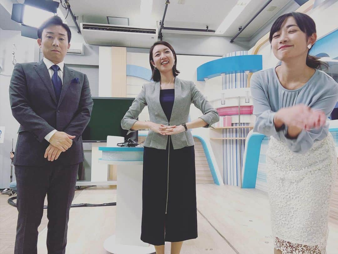 松本亜美さんのインスタグラム写真 - (松本亜美Instagram)「昨日の3部ニュース終わり📸 オフショットです！  1部のアップデートでは「睡眠」をテーマにお伝えしたので、みんなでおやすみポーズ💤  寝方がみんなで違いました！ 内田さんはギリギリまで頑張ったけど寝てしまった、首が痛くなるタイプ。 斎藤さんは下に伏せるタイプですね。 私は早々と寝ております。  質の良い睡眠を目指して、自分の睡眠を見直していきたいと思います！ 季節が進み、気温も低くなっていくので、体調を崩さないように気をつけていきましょう！ #teny #テレビ新潟  #夕方ワイド新潟一番  #スタジオ #ニュース #天気予報  #睡眠 #質の良い睡眠 #できていますか  #みんなで #おやすみポーズ  #放送終了後 #オフショット #セルフィー  #キャスター #アナウンサー  #内田拓志キャスター  #斎藤久美子キャスター  #松本亜美」11月16日 19時00分 - ami_matsumoto_teny