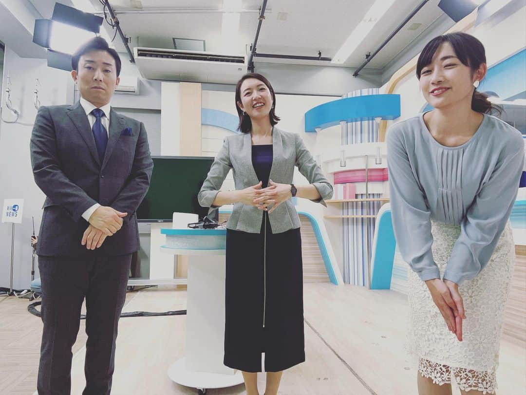 松本亜美さんのインスタグラム写真 - (松本亜美Instagram)「昨日の3部ニュース終わり📸 オフショットです！  1部のアップデートでは「睡眠」をテーマにお伝えしたので、みんなでおやすみポーズ💤  寝方がみんなで違いました！ 内田さんはギリギリまで頑張ったけど寝てしまった、首が痛くなるタイプ。 斎藤さんは下に伏せるタイプですね。 私は早々と寝ております。  質の良い睡眠を目指して、自分の睡眠を見直していきたいと思います！ 季節が進み、気温も低くなっていくので、体調を崩さないように気をつけていきましょう！ #teny #テレビ新潟  #夕方ワイド新潟一番  #スタジオ #ニュース #天気予報  #睡眠 #質の良い睡眠 #できていますか  #みんなで #おやすみポーズ  #放送終了後 #オフショット #セルフィー  #キャスター #アナウンサー  #内田拓志キャスター  #斎藤久美子キャスター  #松本亜美」11月16日 19時00分 - ami_matsumoto_teny