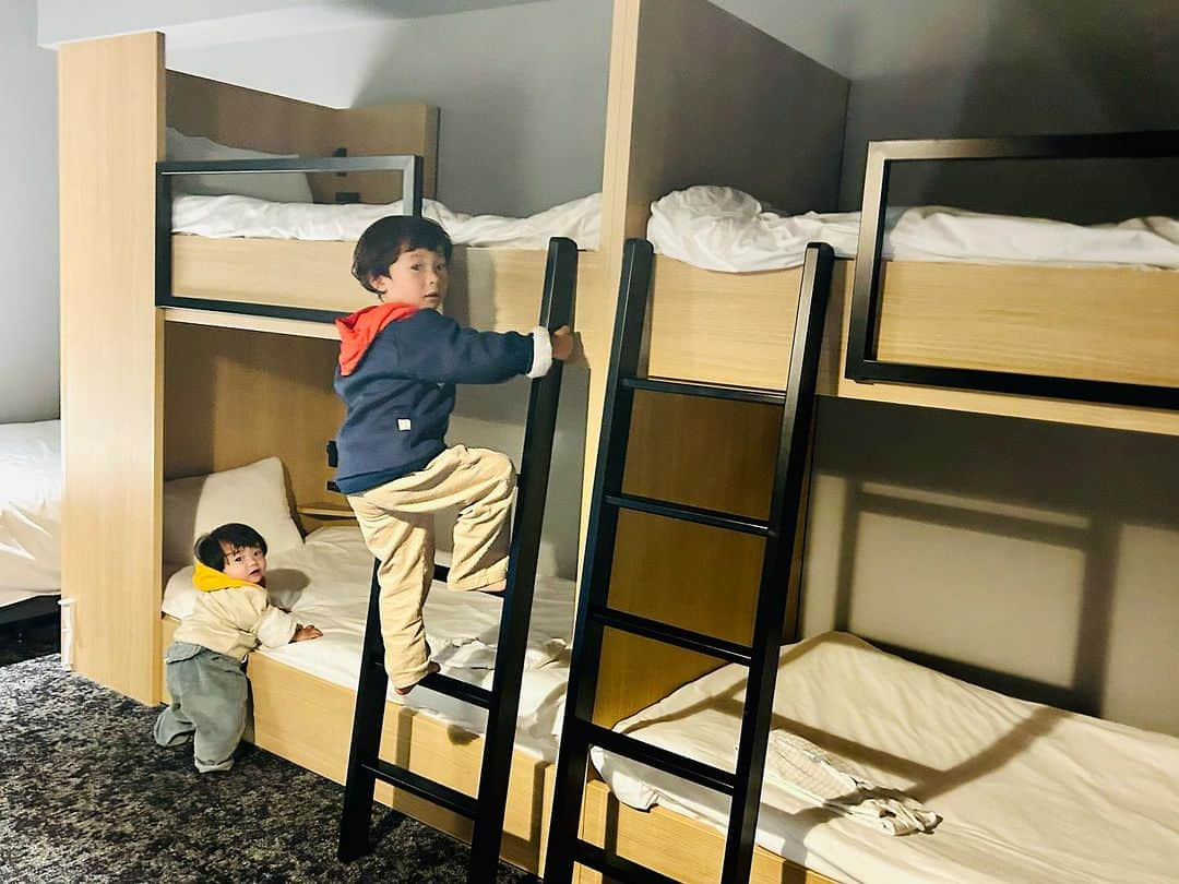 世手子のインスタグラム：「【PR】 Hokkaido trip day 2✈️ We stayed in Sapporo（＾ω＾） The children are very excited about the spacious room✨✨ #北海道旅行 2日目は札幌に宿泊( ◠‿◠ ) @alphabedinn_hotel  #alphabedinn札幌大通公園 #大通公園  最大6名までが1部屋で宿泊できる、多人数での宿泊に特化したホテル)^o^( 全室デザイナーズ仕様で40㎡以上の広々としたお部屋に各居室ミニキッチン付き(^_^*) 広々したお部屋に子どもは大興奮👦👦 すごーい‼️と大はしゃぎwww #子連れ北海道 に最適です(*ﾟ▽ﾟ*) 朝食は ONIYAMMA COFFEEのコーヒーチケット付き シナモンロール食べたよ(*´-`) #札幌ホテル #札幌観光 #札幌ワーケーション #おしゃれホテル #大通駅 #札幌大通 #家族連れにおすすめ #カップルにおすすめ #アルファベッドイン札幌大通公園 #札幌旅行 #札幌女子会 #女子会ホテル #子連れ旅行 #子連れ旅」